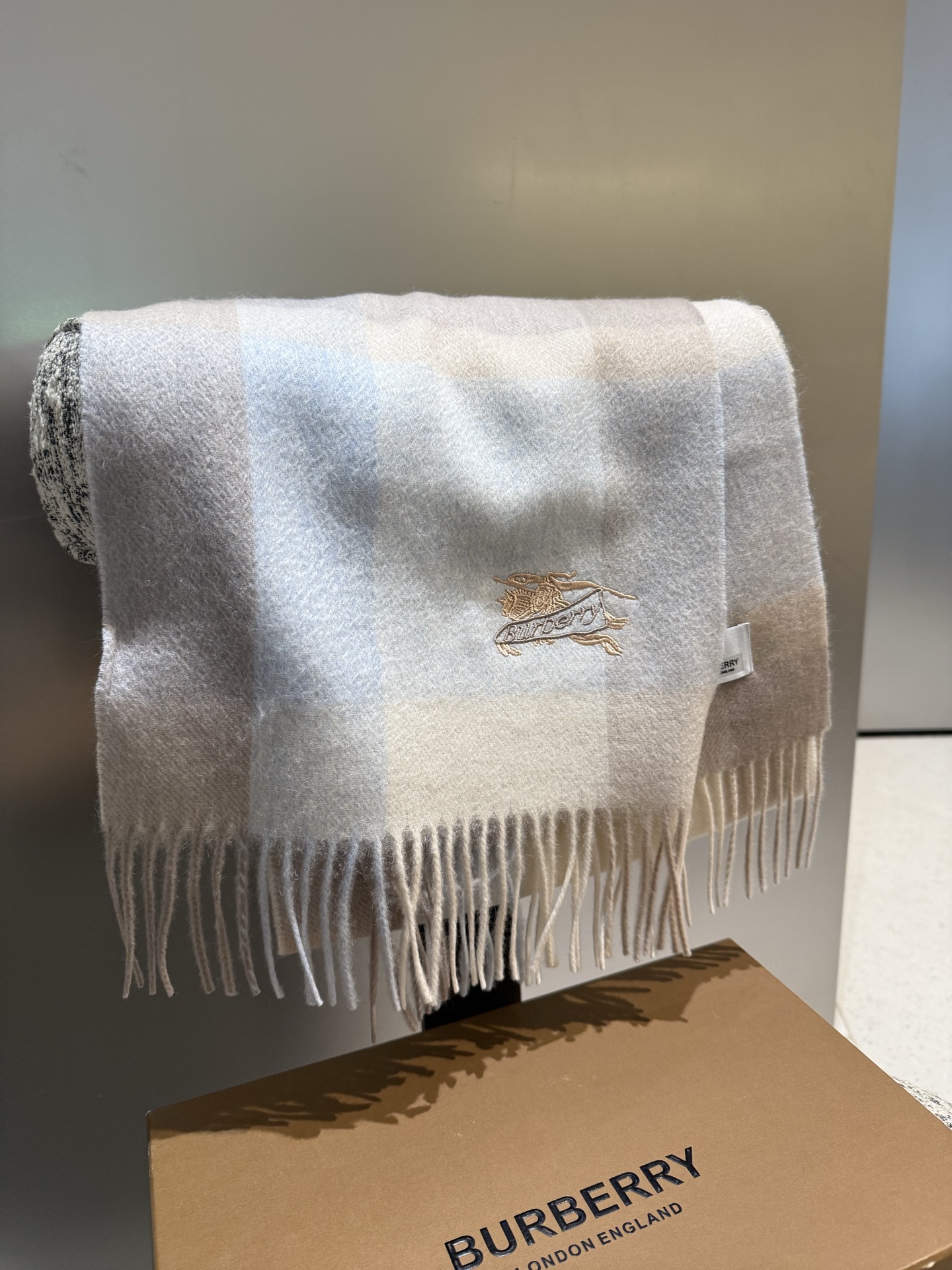 Burberry 难得的高端男款 家属福利 巴宝莉非常正的男士围巾~面料大爱 非常柔软细腻舒服 轻度水波纹 简约