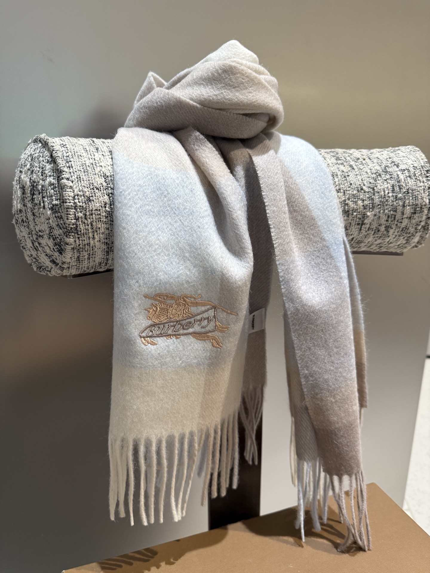 Burberry 难得的高端男款 家属福利 巴宝莉非常正的男士围巾~面料大爱 非常柔软细腻舒服 轻度水波纹 简约