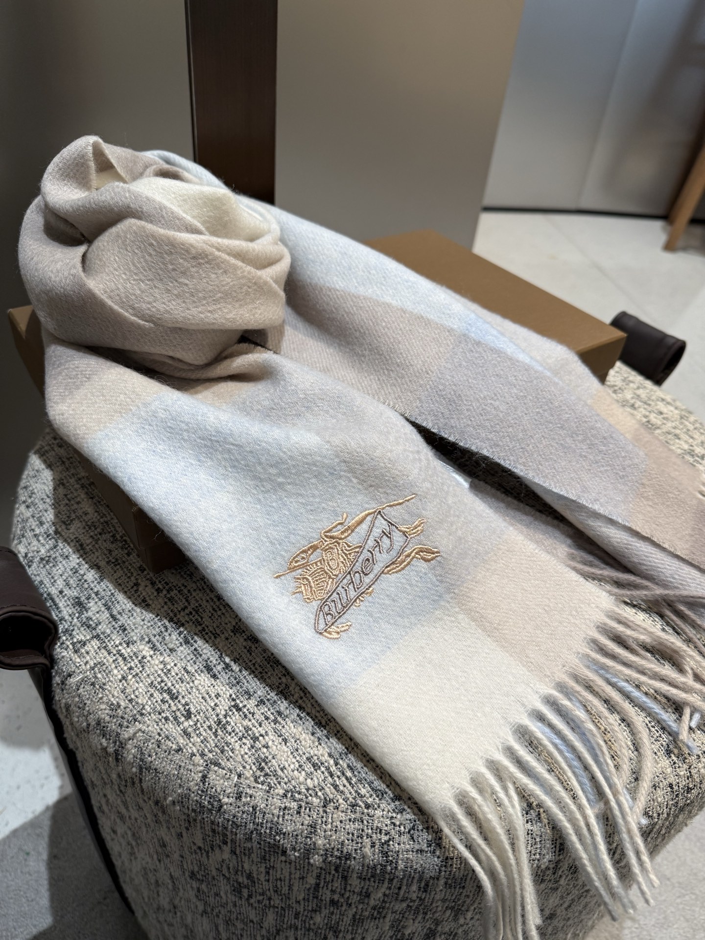 Burberry 难得的高端男款 家属福利 巴宝莉非常正的男士围巾~面料大爱 非常柔软细腻舒服 轻度水波纹 简约