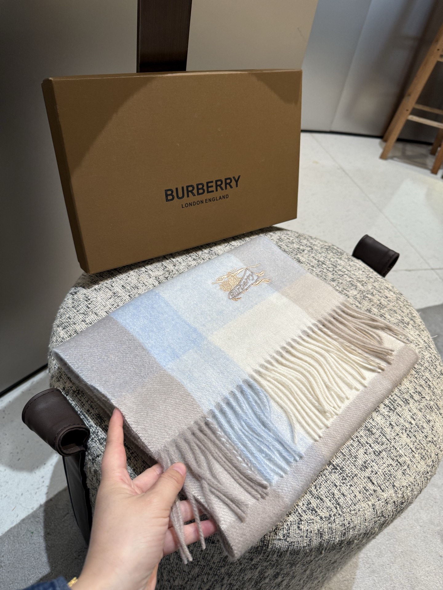 Burberry 难得的高端男款 家属福利 巴宝莉非常正的男士围巾~面料大爱 非常柔软细腻舒服 轻度水波纹 简约