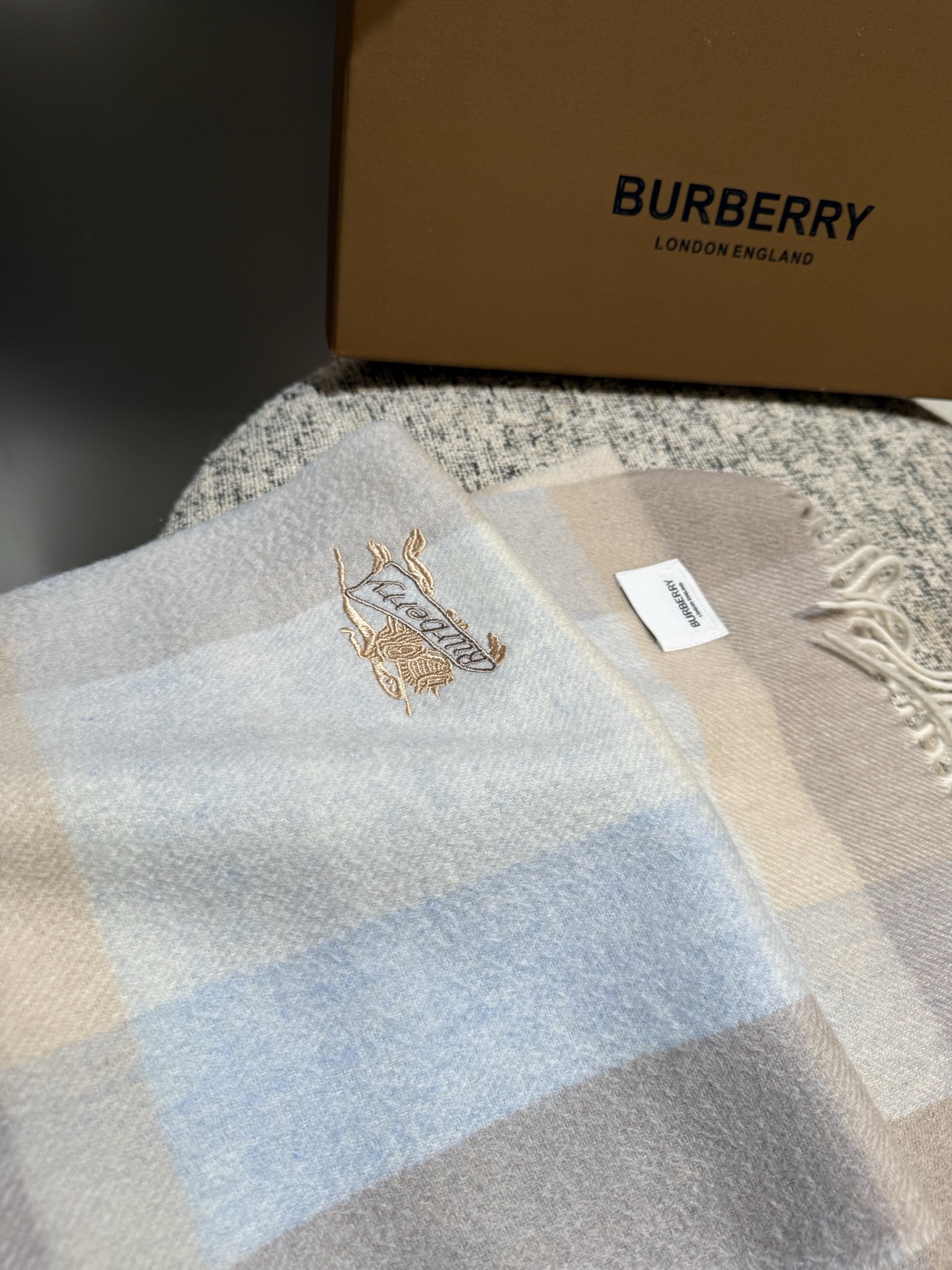 Burberry 难得的高端男款 家属福利 巴宝莉非常正的男士围巾~面料大爱 非常柔软细腻舒服 轻度水波纹 简约