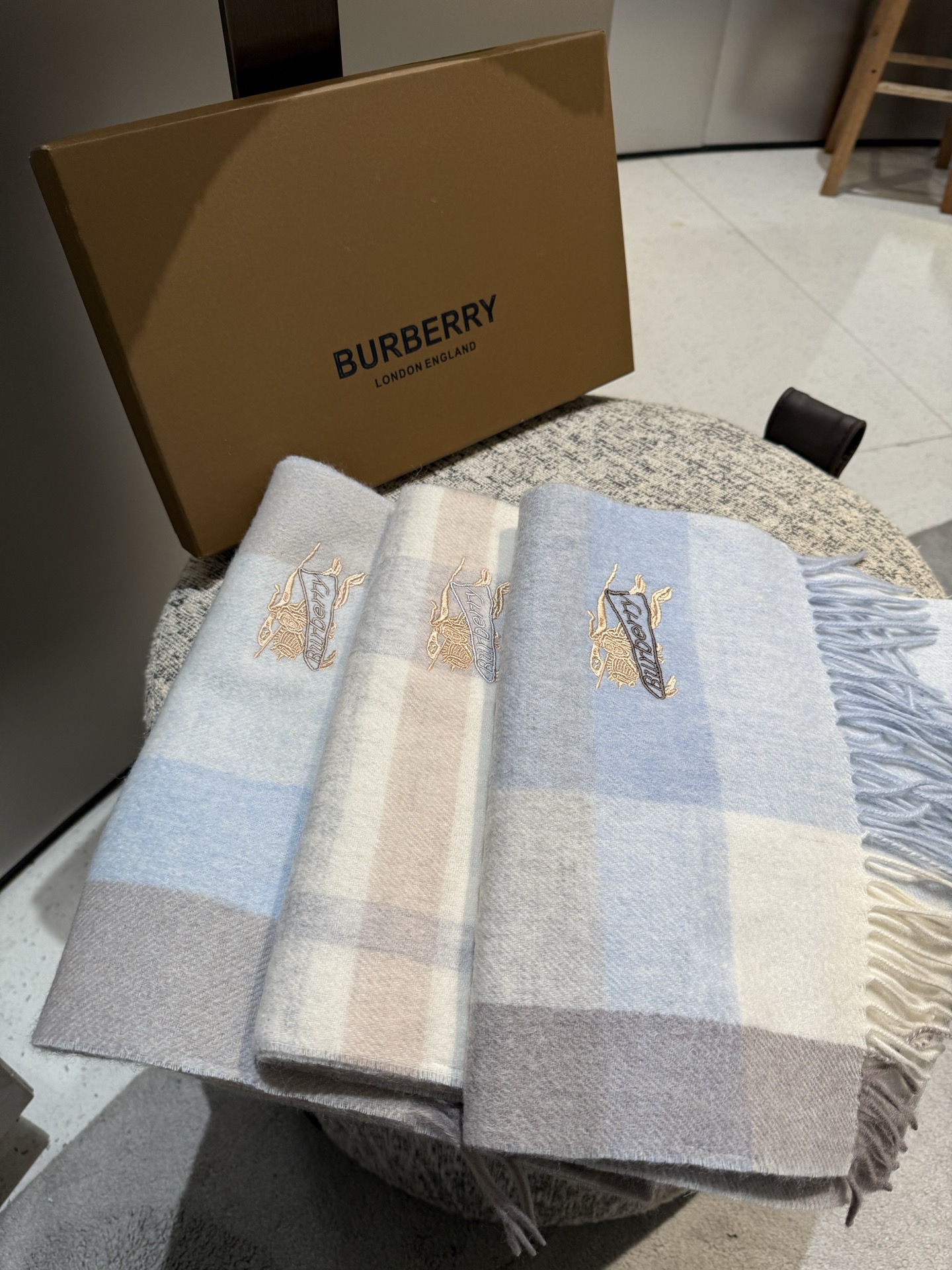 Burberry 难得的高端男款 家属福利 巴宝莉非常正的男士围巾~面料大爱 非常柔软细腻舒服 轻度水波纹 简约