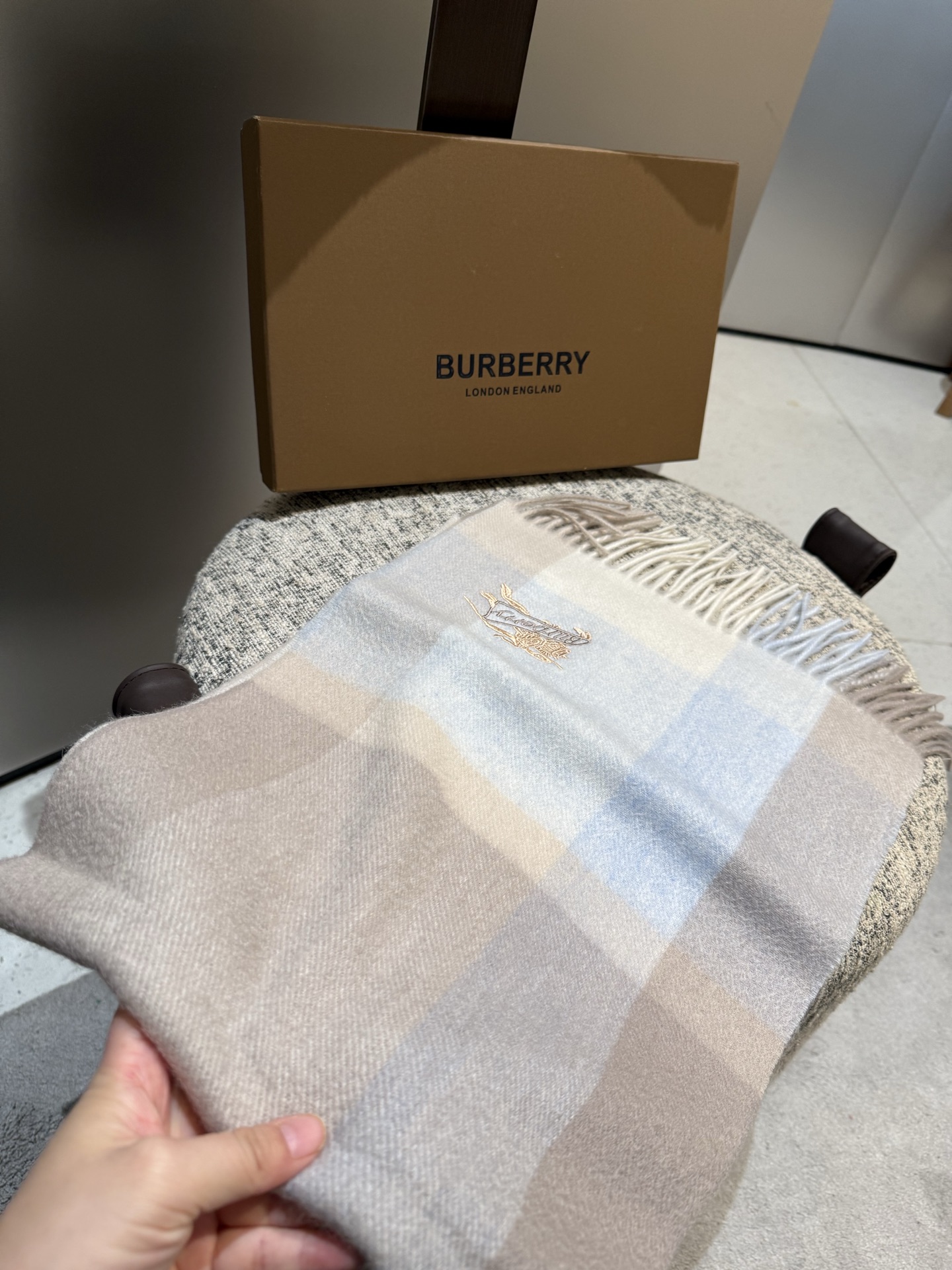 Burberry 难得的高端男款 家属福利 巴宝莉非常正的男士围巾~面料大爱 非常柔软细腻舒服 轻度水波纹 简约