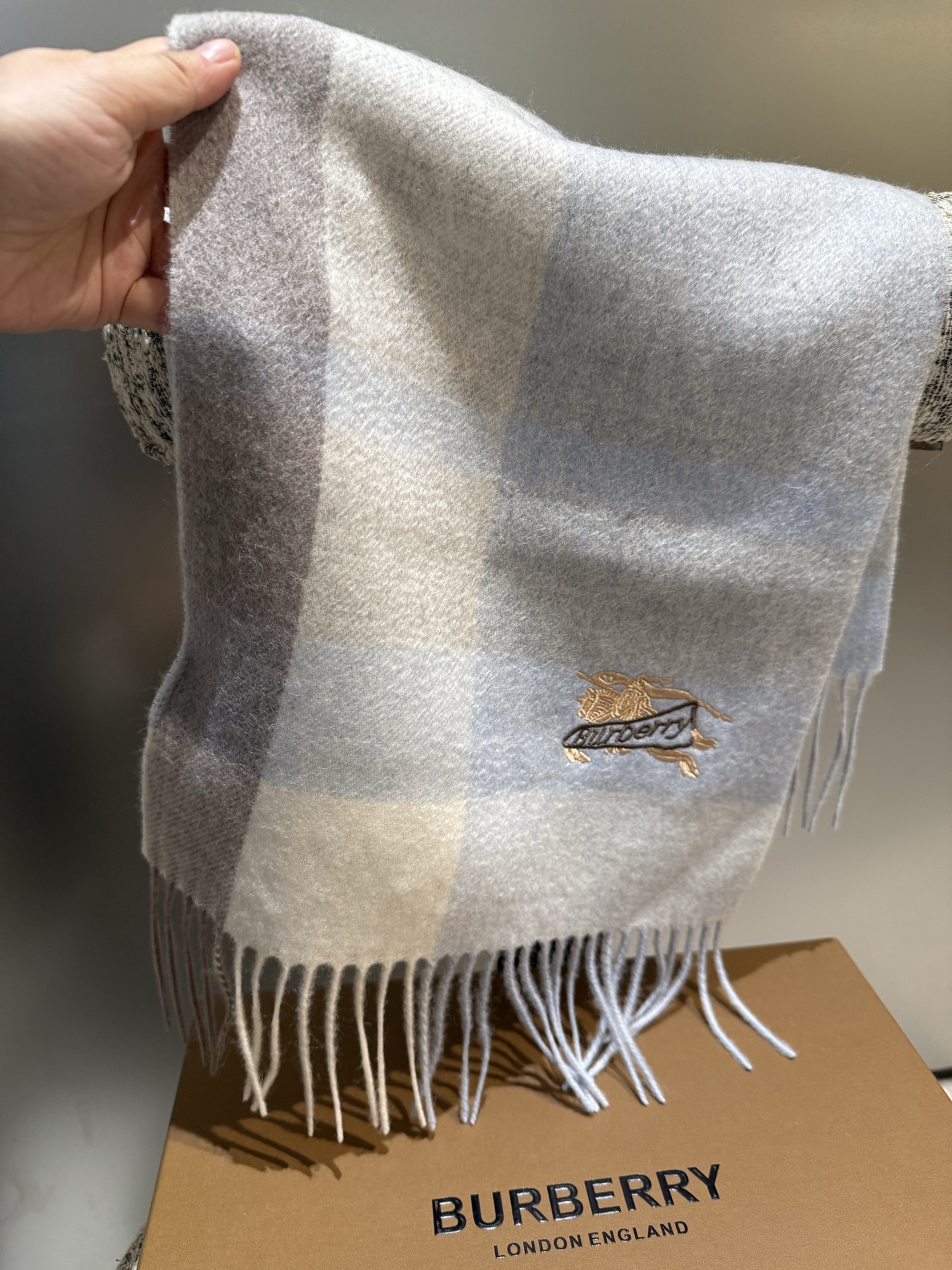 Burberry 难得的高端男款 家属福利 巴宝莉非常正的男士围巾~面料大爱 非常柔软细腻舒服 轻度水波纹 简约