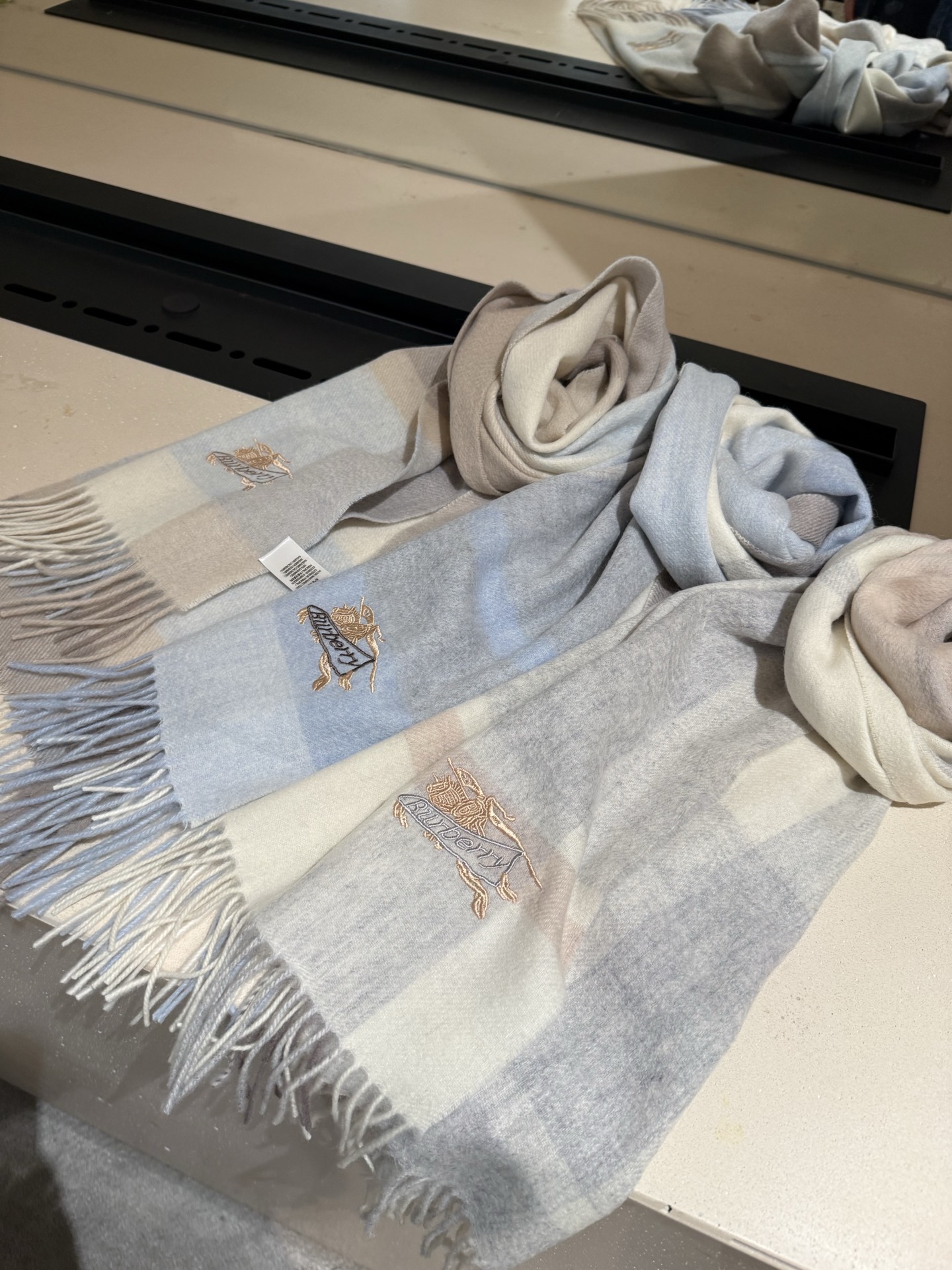 Burberry 难得的高端男款 家属福利 巴宝莉非常正的男士围巾~面料大爱 非常柔软细腻舒服 轻度水波纹 简约