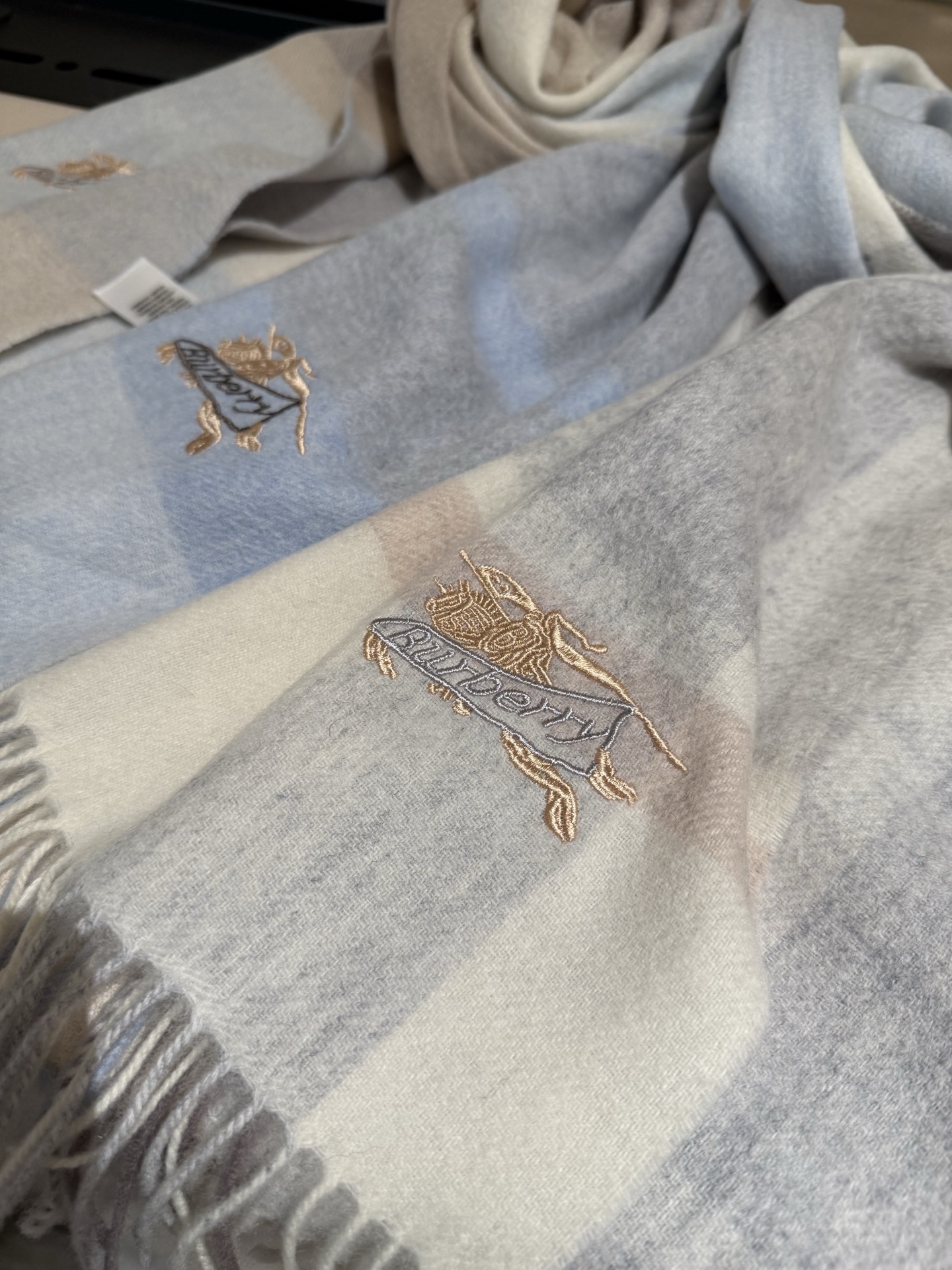 Burberry 难得的高端男款 家属福利 巴宝莉非常正的男士围巾~面料大爱 非常柔软细腻舒服 轻度水波纹 简约