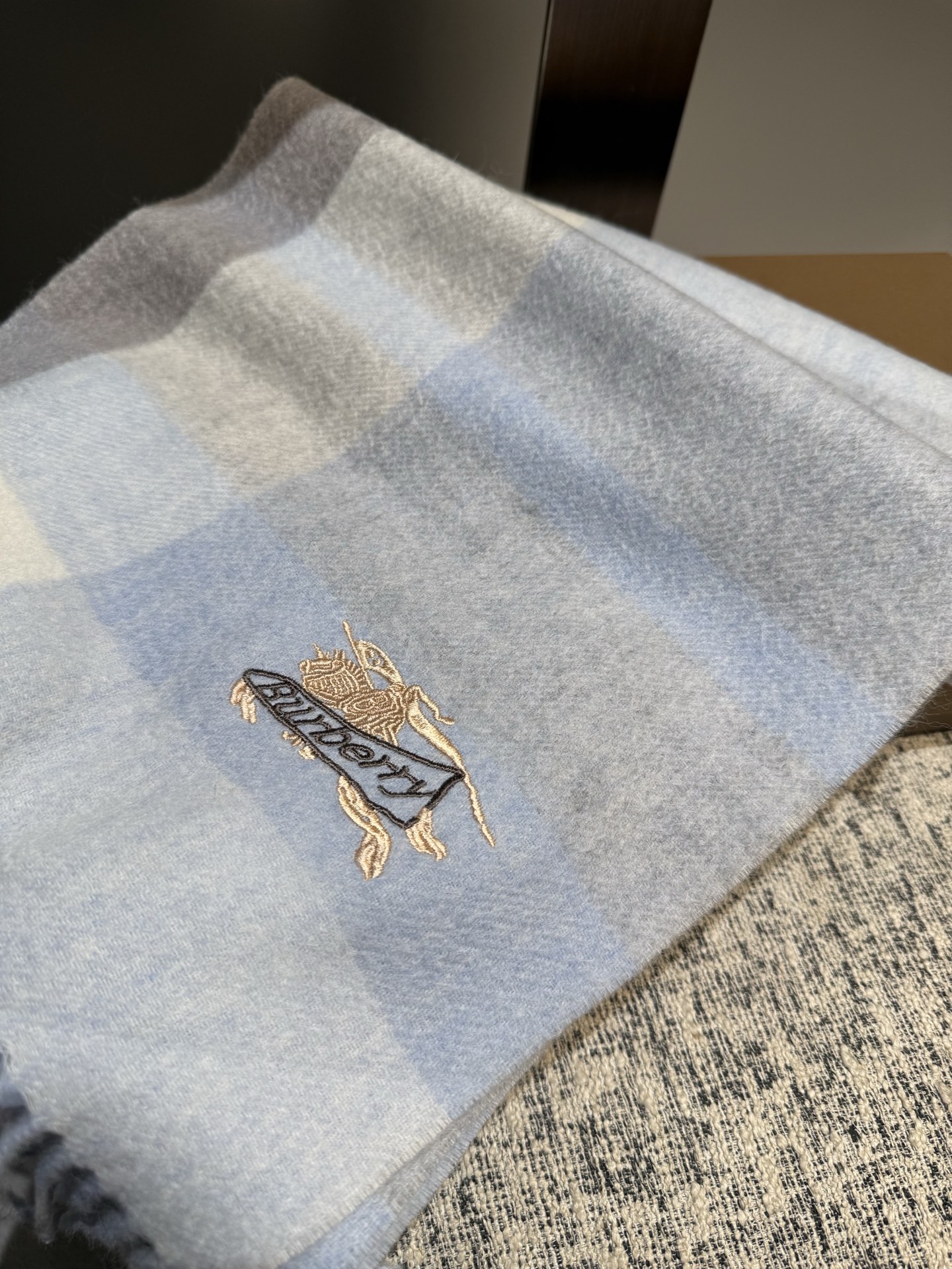 Burberry 难得的高端男款 家属福利 巴宝莉非常正的男士围巾~面料大爱 非常柔软细腻舒服 轻度水波纹 简约