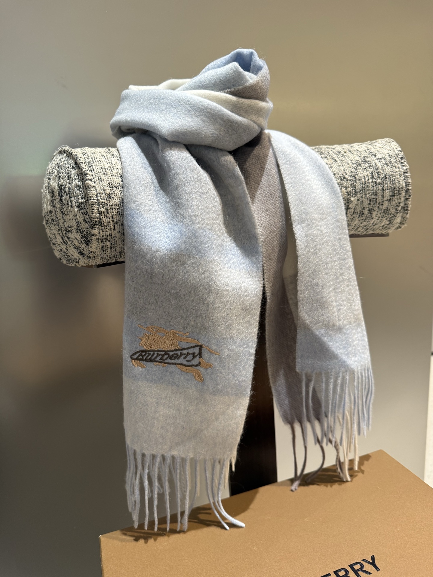 Burberry 难得的高端男款 家属福利 巴宝莉非常正的男士围巾~面料大爱 非常柔软细腻舒服 轻度水波纹 简约