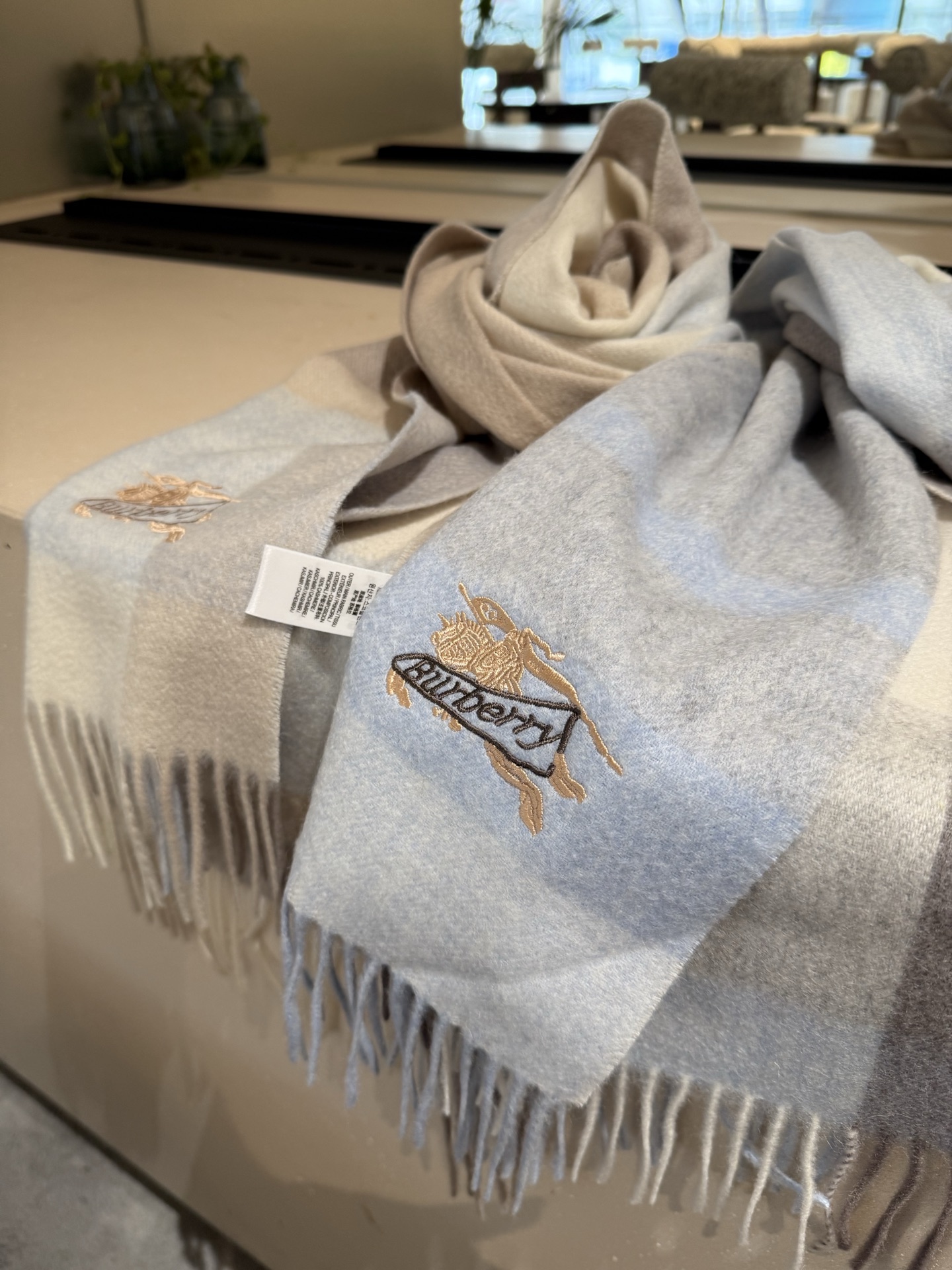 Burberry 难得的高端男款 家属福利 巴宝莉非常正的男士围巾~面料大爱 非常柔软细腻舒服 轻度水波纹 简约