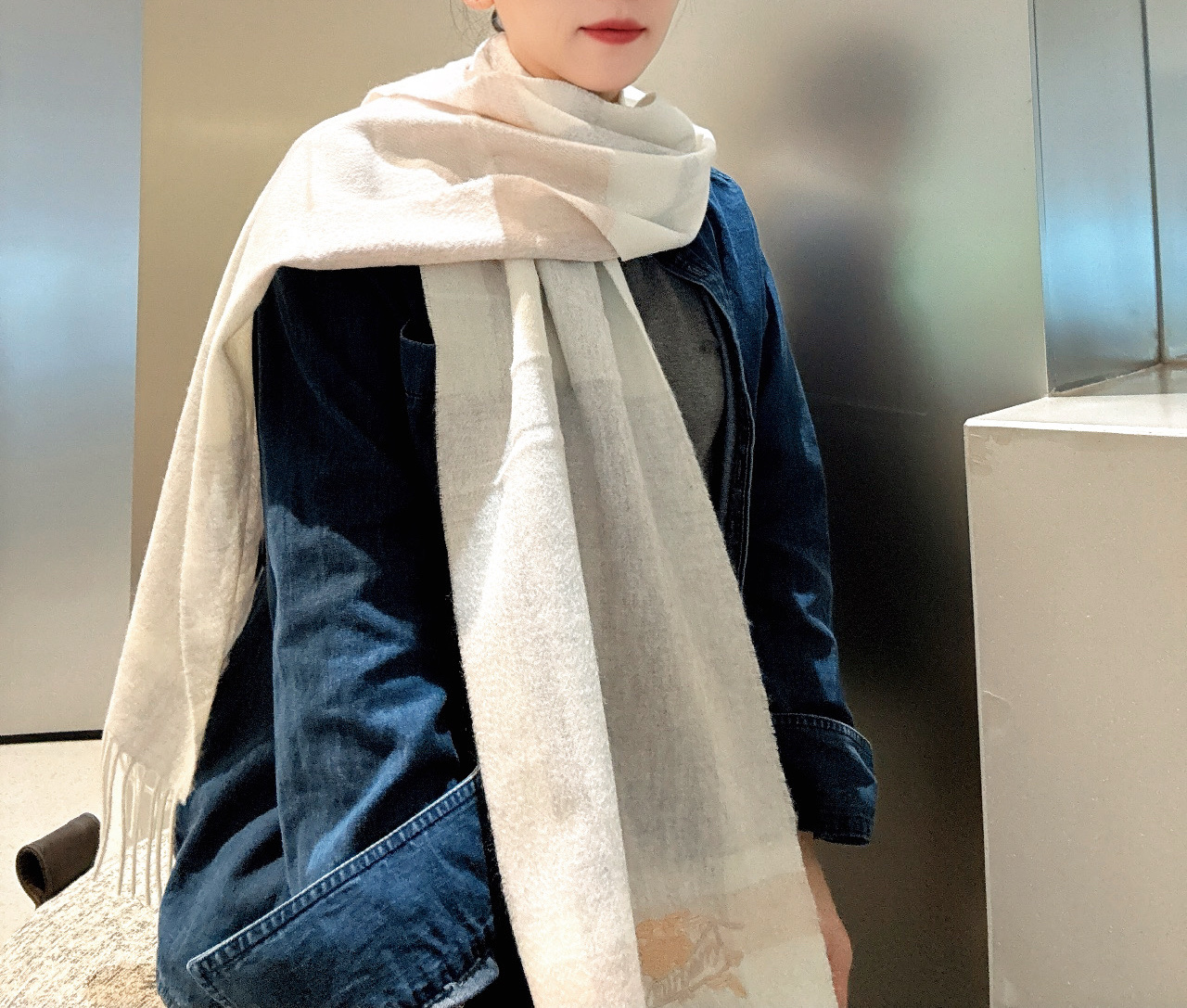 Burberry 难得的高端男款 家属福利 巴宝莉非常正的男士围巾~面料大爱 非常柔软细腻舒服 轻度水波纹 简约