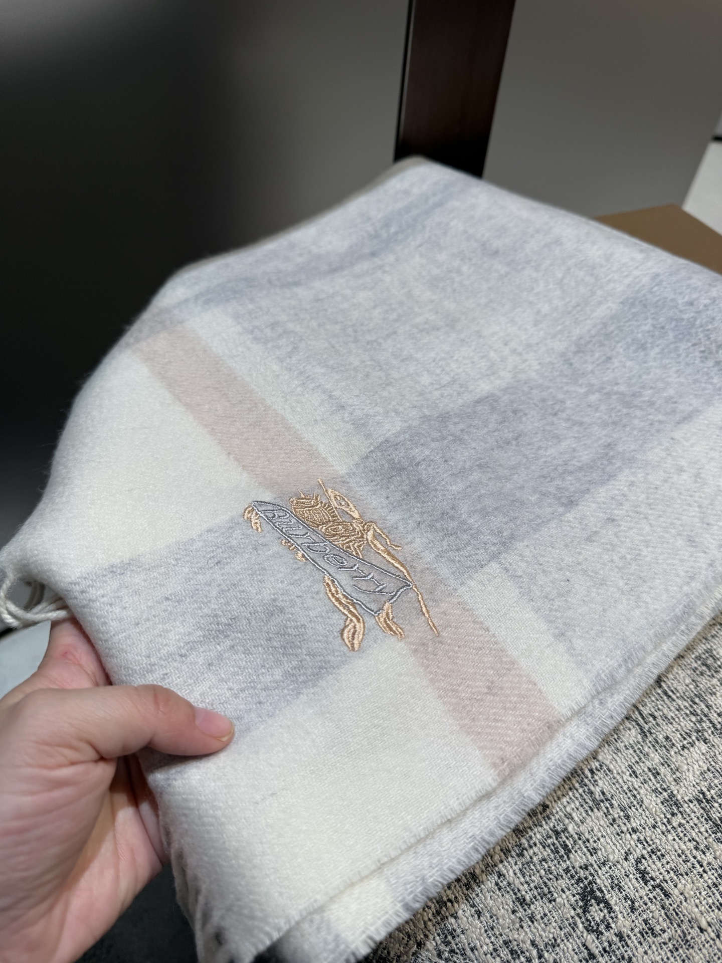 Burberry 难得的高端男款 家属福利 巴宝莉非常正的男士围巾~面料大爱 非常柔软细腻舒服 轻度水波纹 简约