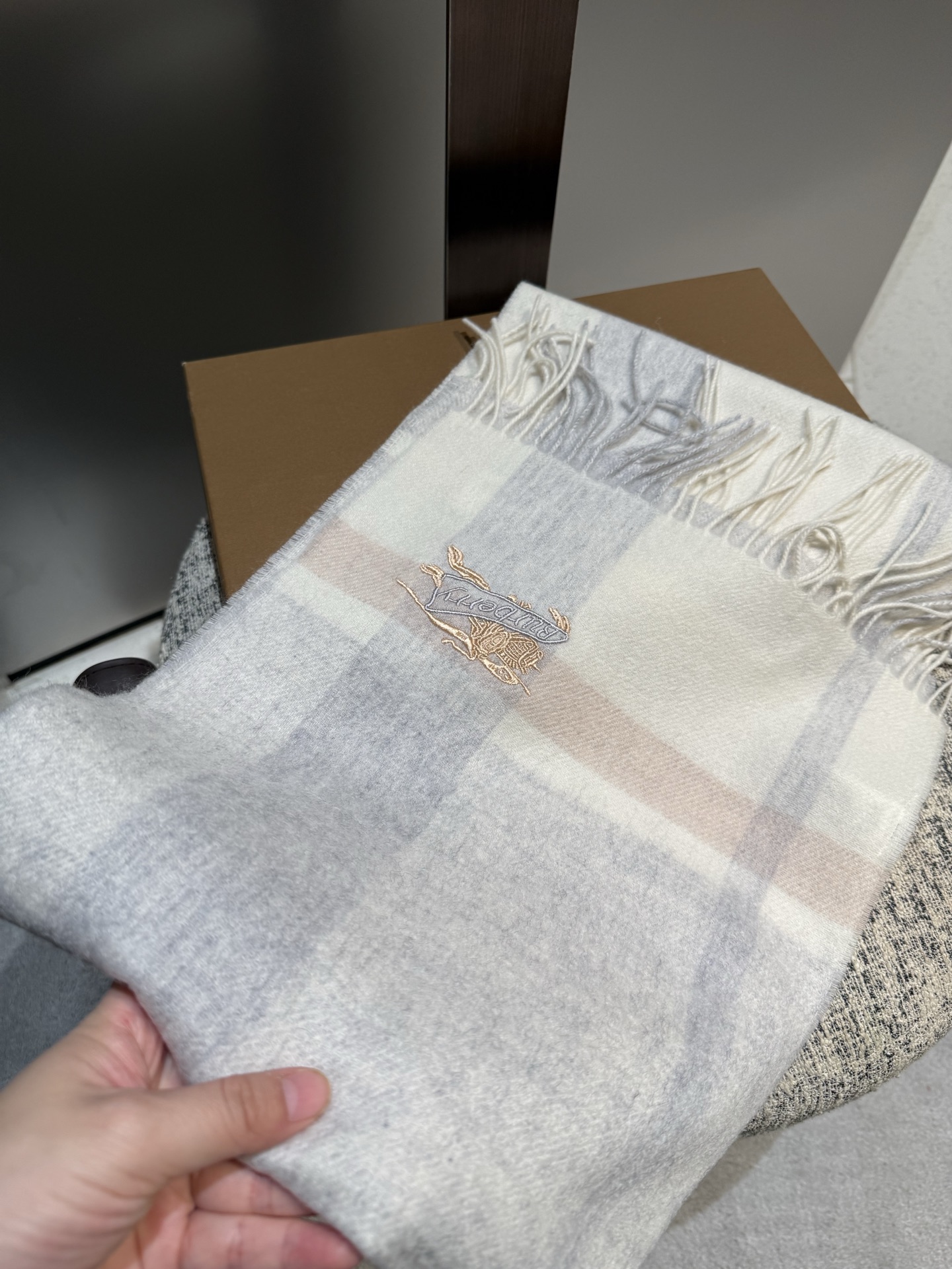 Burberry 难得的高端男款 家属福利 巴宝莉非常正的男士围巾~面料大爱 非常柔软细腻舒服 轻度水波纹 简约