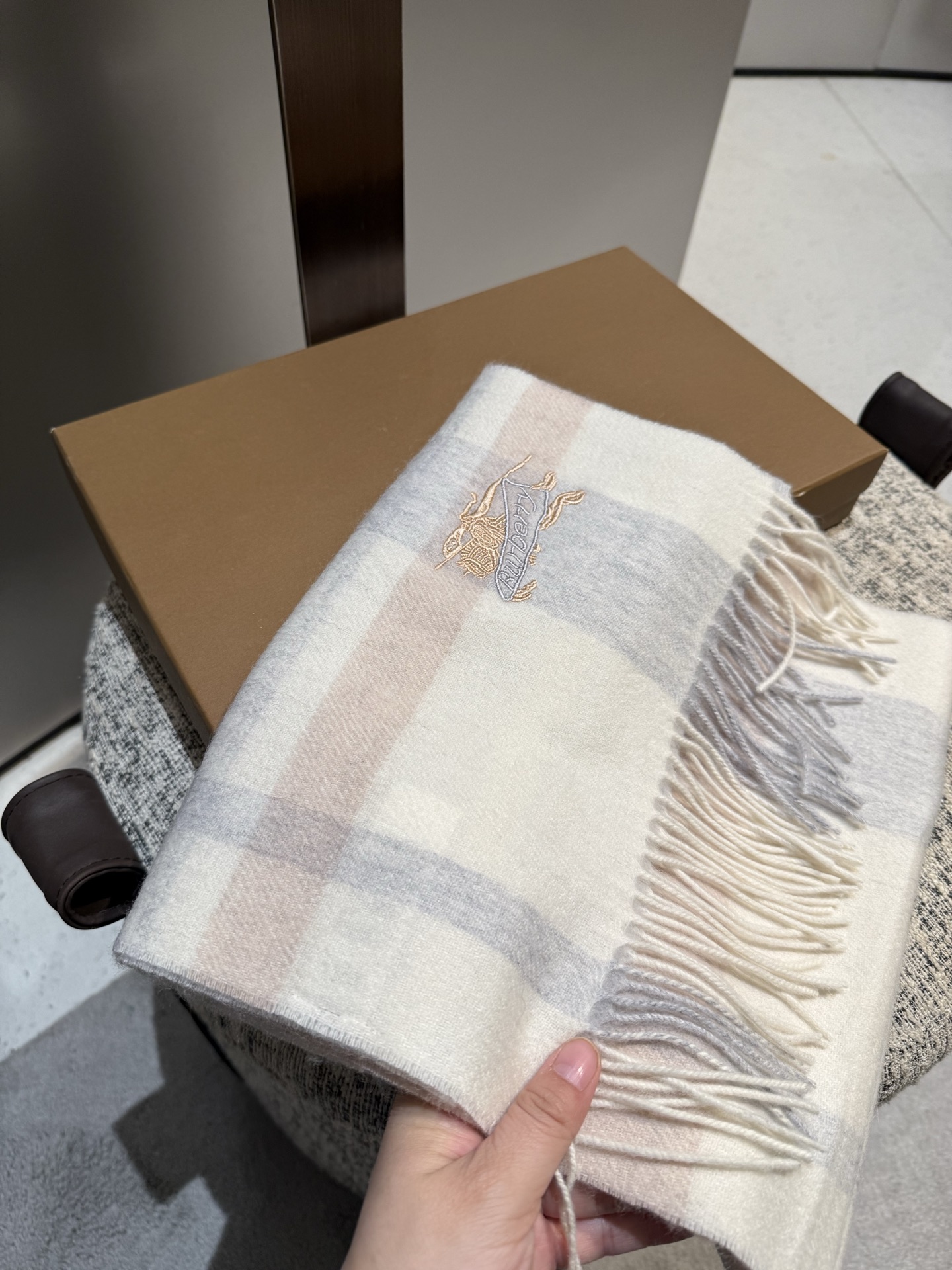 Burberry 难得的高端男款 家属福利 巴宝莉非常正的男士围巾~面料大爱 非常柔软细腻舒服 轻度水波纹 简约