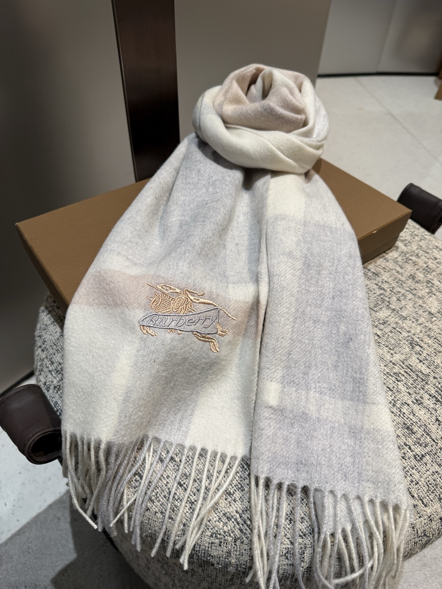 Burberry 难得的高端男款 家属福利 巴宝莉非常正的男士围巾~面料大爱 非常柔软细腻舒服 轻度水波纹 简约