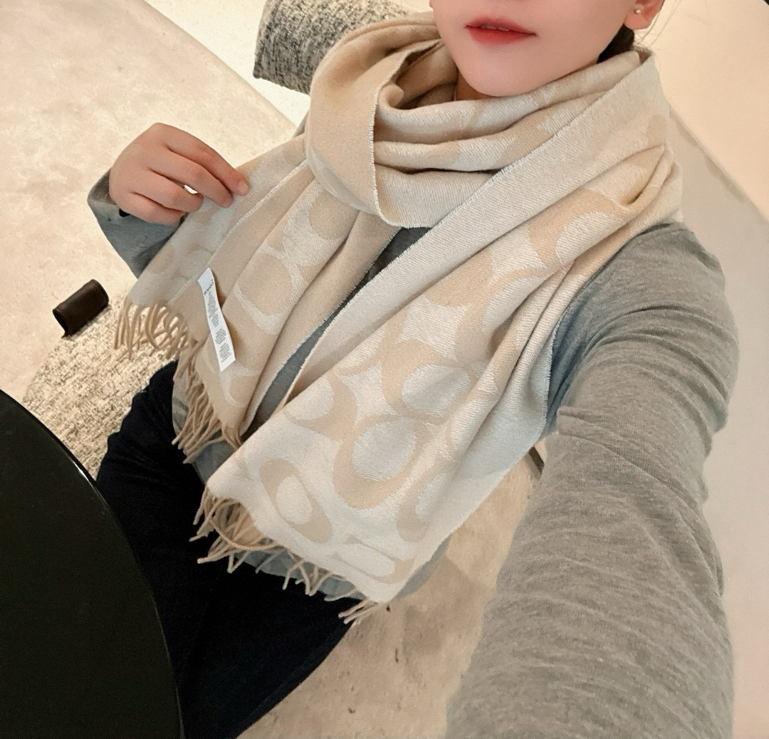 Coach 2025年新款到 Coach 三色披肩也太 了吧 不仅有颜值还有品质 97%羊毛+3%羊绒