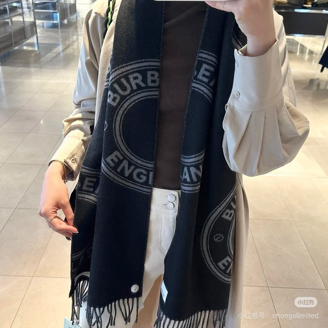 Burberry 双面双色羊毛围巾圆环 非常保暖 柔软亲肤，不扎脖 人人都应该拥有一条