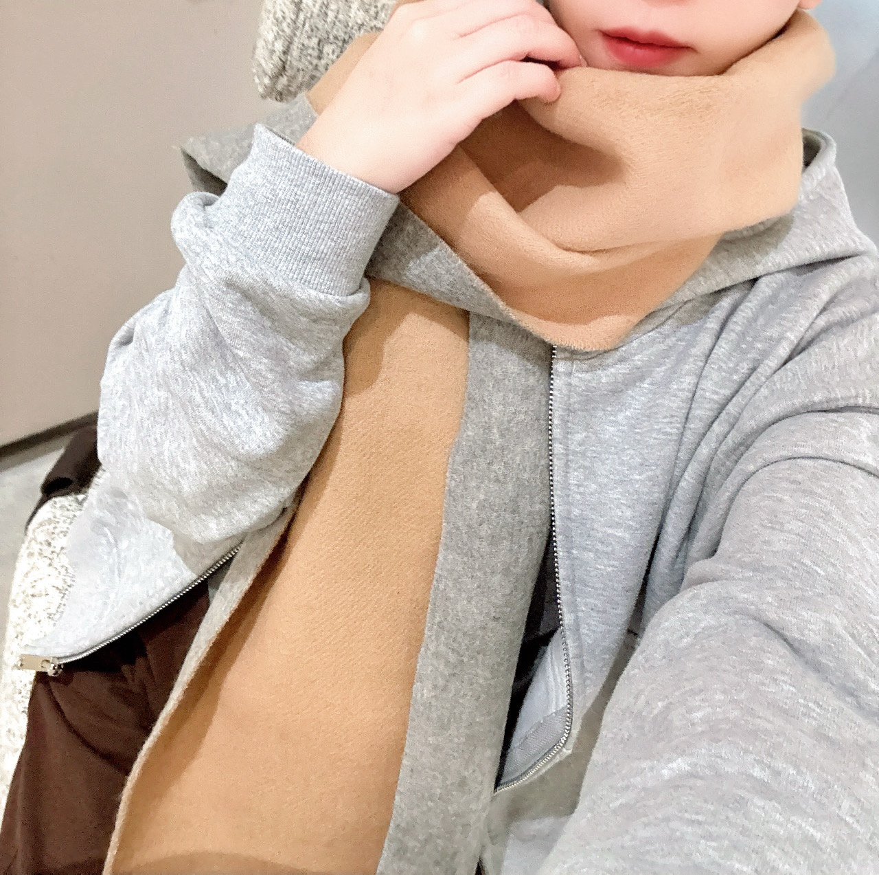 NO:619886,Luo Yiwei's [Men's and Women's Scarf] is a rare high-end men's style!  Family benefits!  Burberry's very authentic men's scarf ~ I love the fabric, it is very soft, delicate and comfortable, with slight water ripples!  The atmosphere is simple and the color is super good-looking. It is a style that any boy will like. The small logo is very exquisite and the texture is not ostentatious. The bulk goods have been shipped a few months ago. The last order is a little bit for everyone. The size is 30*180 (the total length including the tassel is 180cm). It is suitable for formal wear or casual wear. It can be folded in half or hung in a circle. It is a gentleman's style and has a warm demeanor!  .high version scarf,high version scarf,burberry,loewe19860909罗意威【男女围巾】怒赞自留,难得的高端男款！家属福利！巴宝莉非常正的男士围巾~面料大爱,非常柔软细腻舒服,轻度水波纹！大气简约,超级好看的男神配色,任何男生都会喜欢的款吧,小小Logo非常精致的点缀,有质感不张扬~大货几个月前已装船发走~尾单余一丢丢福利大家~规格30*180（含穗子总长180cm）,搭配正装或者搭配休闲装都很合适~对折挂围或者绕圈围都完全可以,绅士有型~有温度的风度！.高版本围巾,高版本围巾,burberry,loewe,scarf