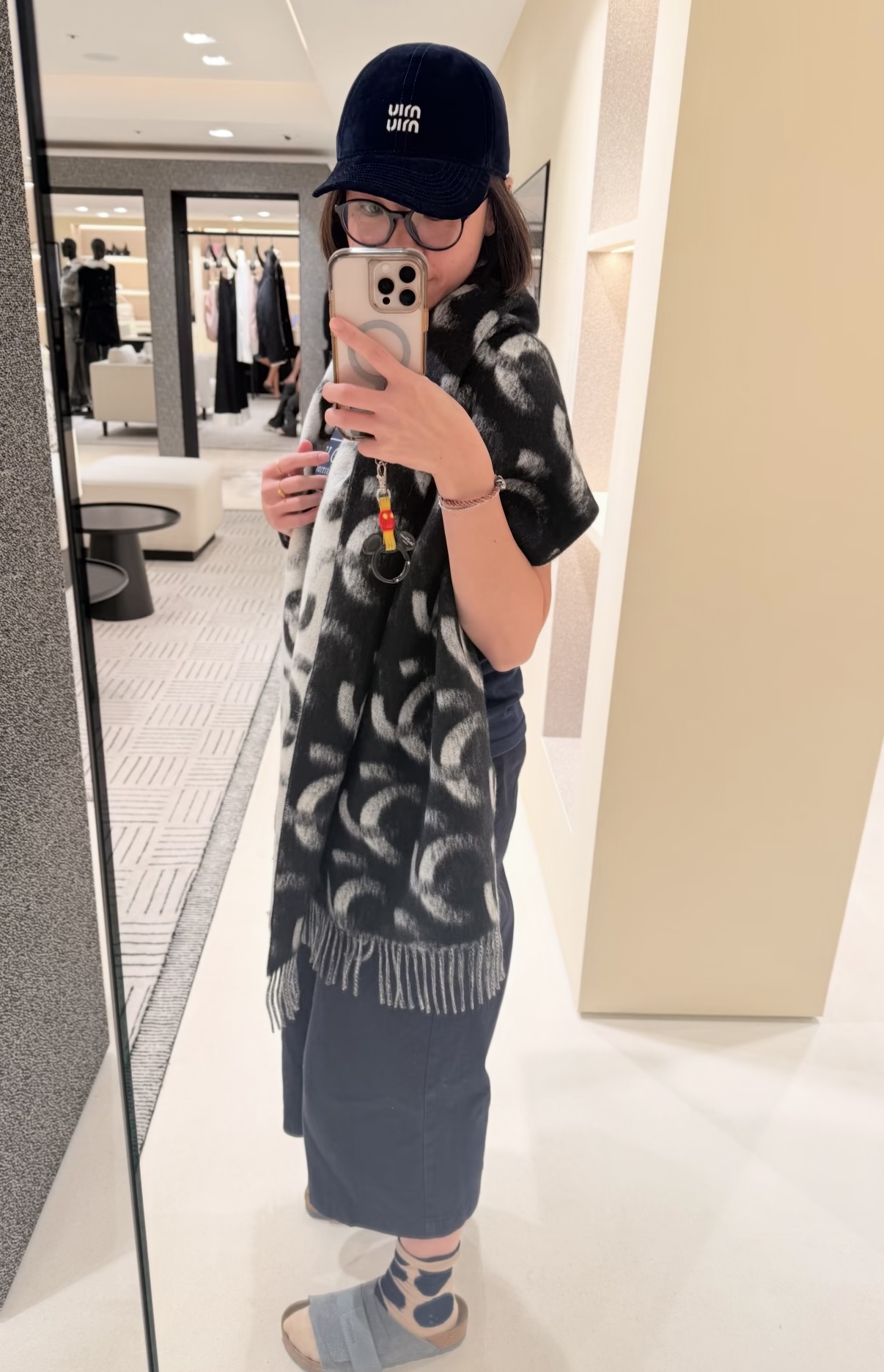 P香奶奶独家新款，25k系列哈双面黑白熊猫渐变色Logo双C羊绒围巾披肩，规格，210cm×65cm，1