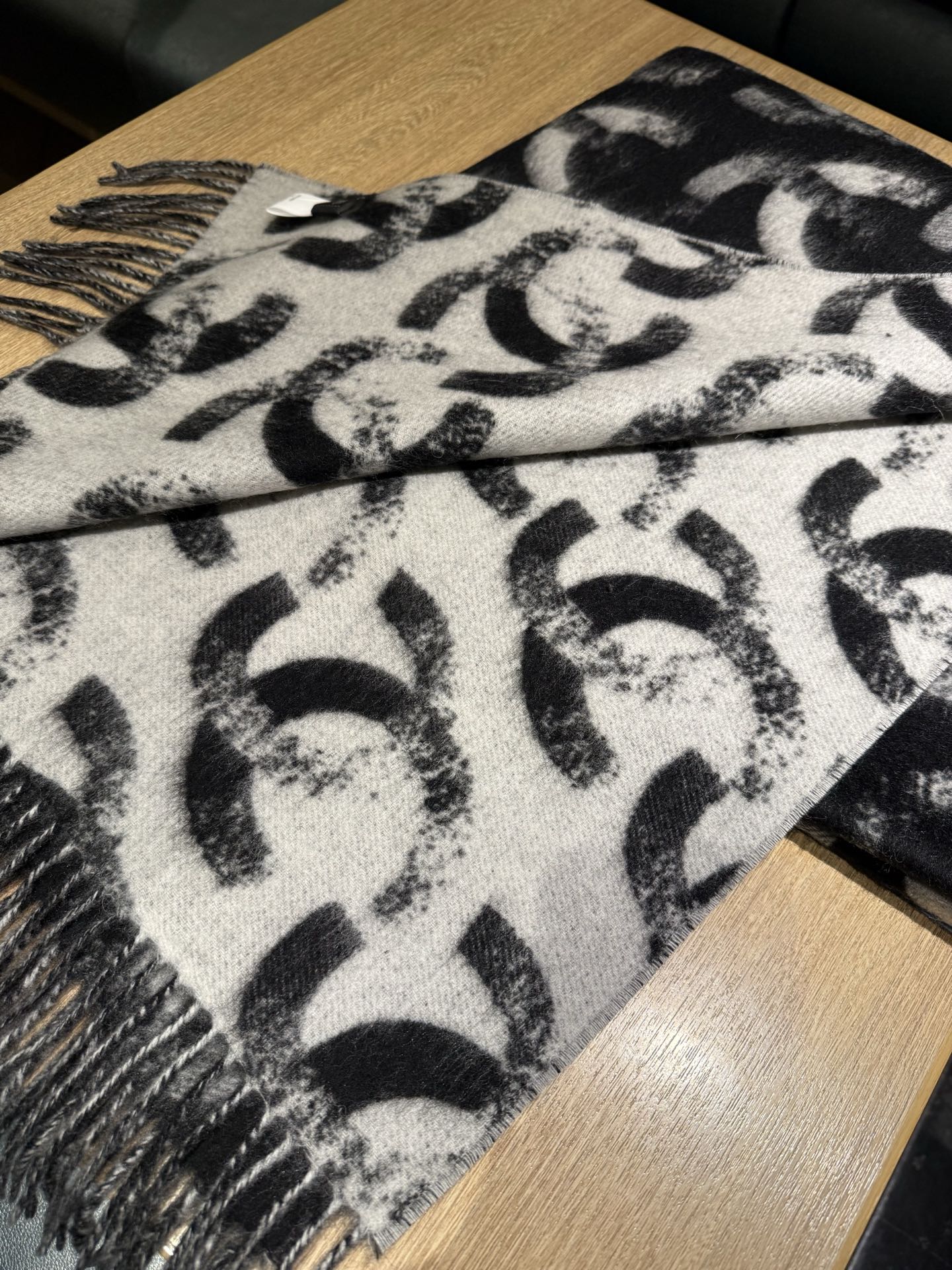 P香奶奶独家新款，25k系列哈双面黑白熊猫渐变色Logo双C羊绒围巾披肩，规格，210cm×65cm，1