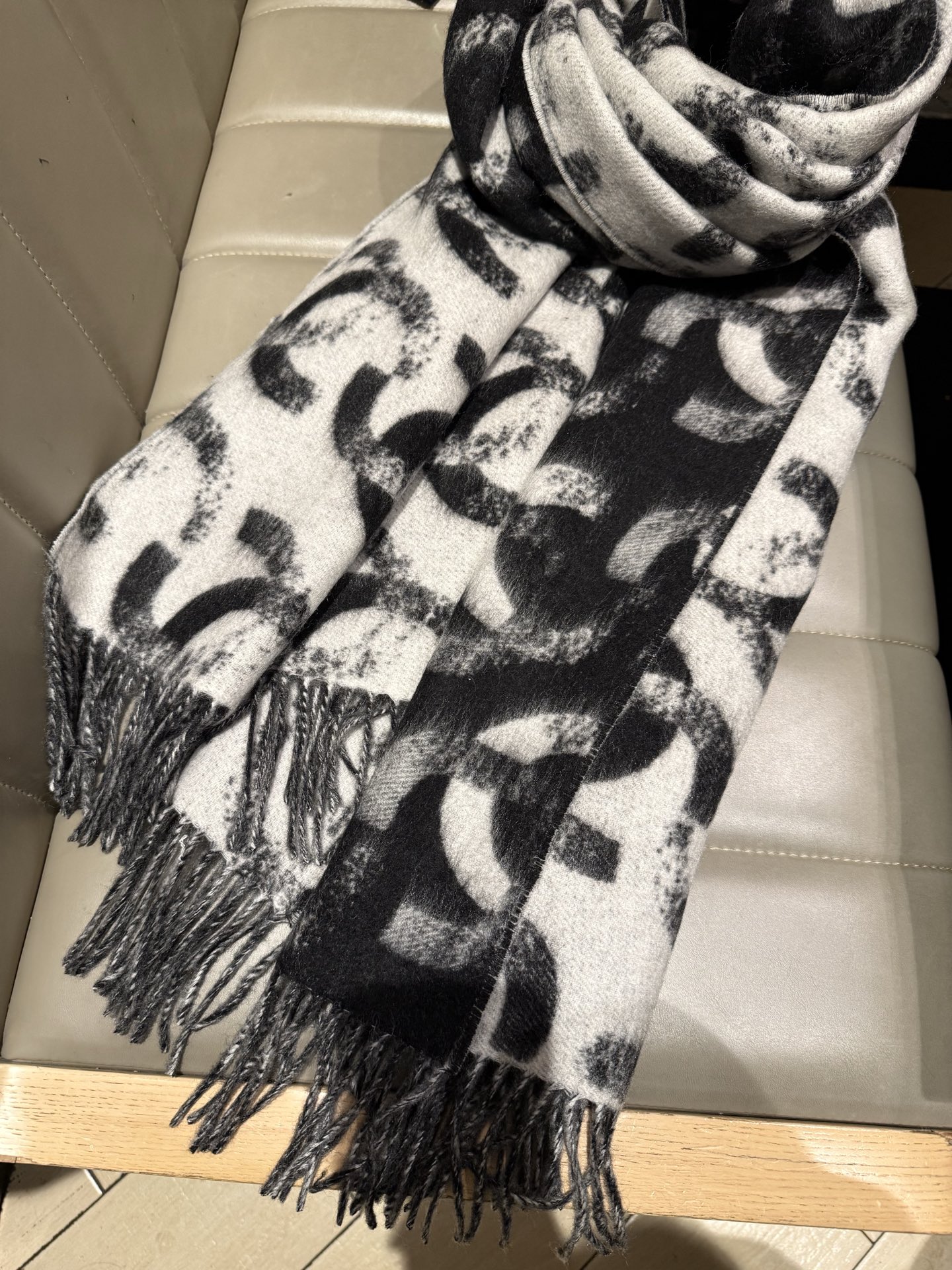 P香奶奶独家新款，25k系列哈双面黑白熊猫渐变色Logo双C羊绒围巾披肩，规格，210cm×65cm，1