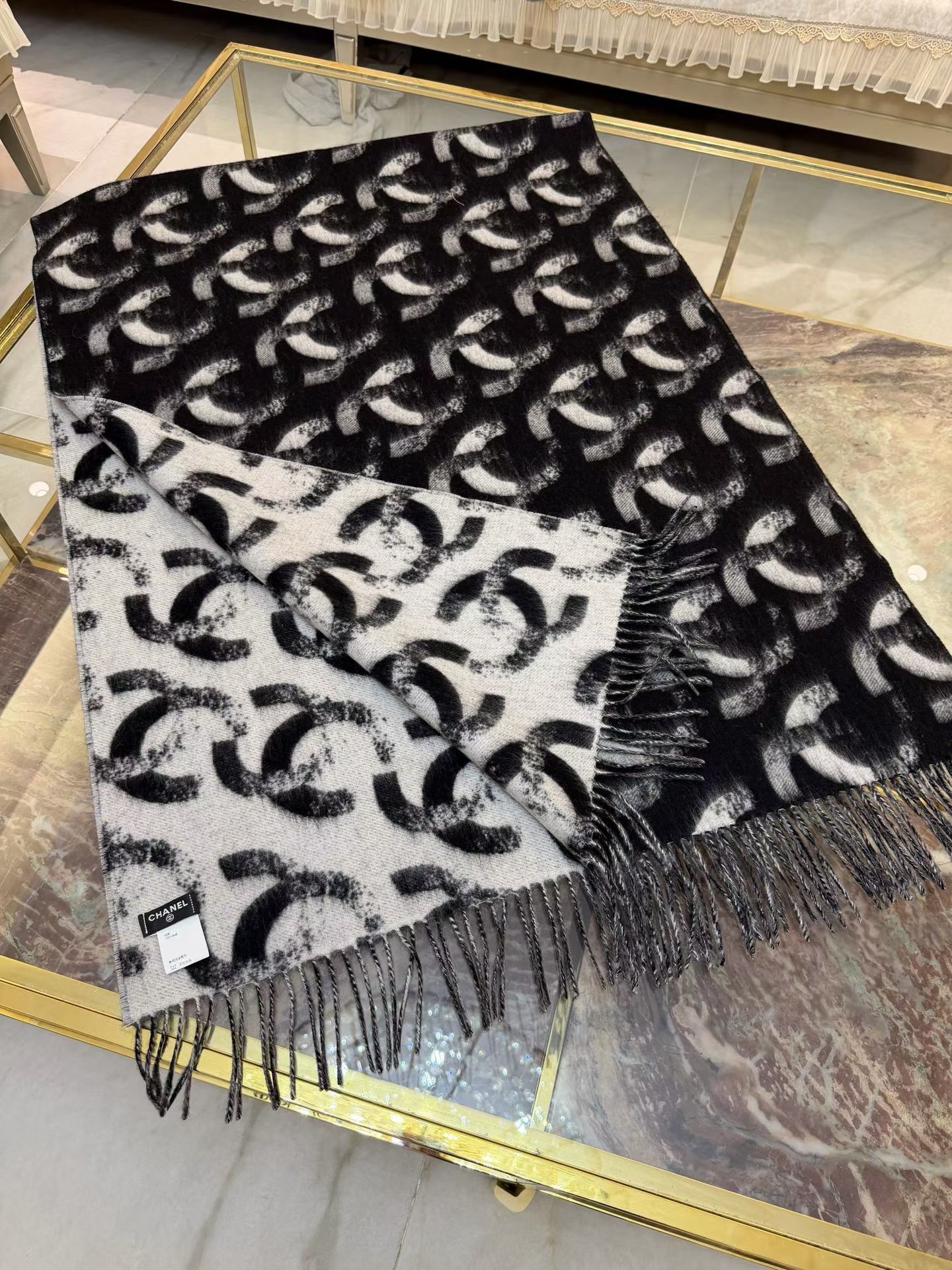 P香奶奶独家新款，25k系列哈双面黑白熊猫渐变色Logo双C羊绒围巾披肩，规格，210cm×65cm，1