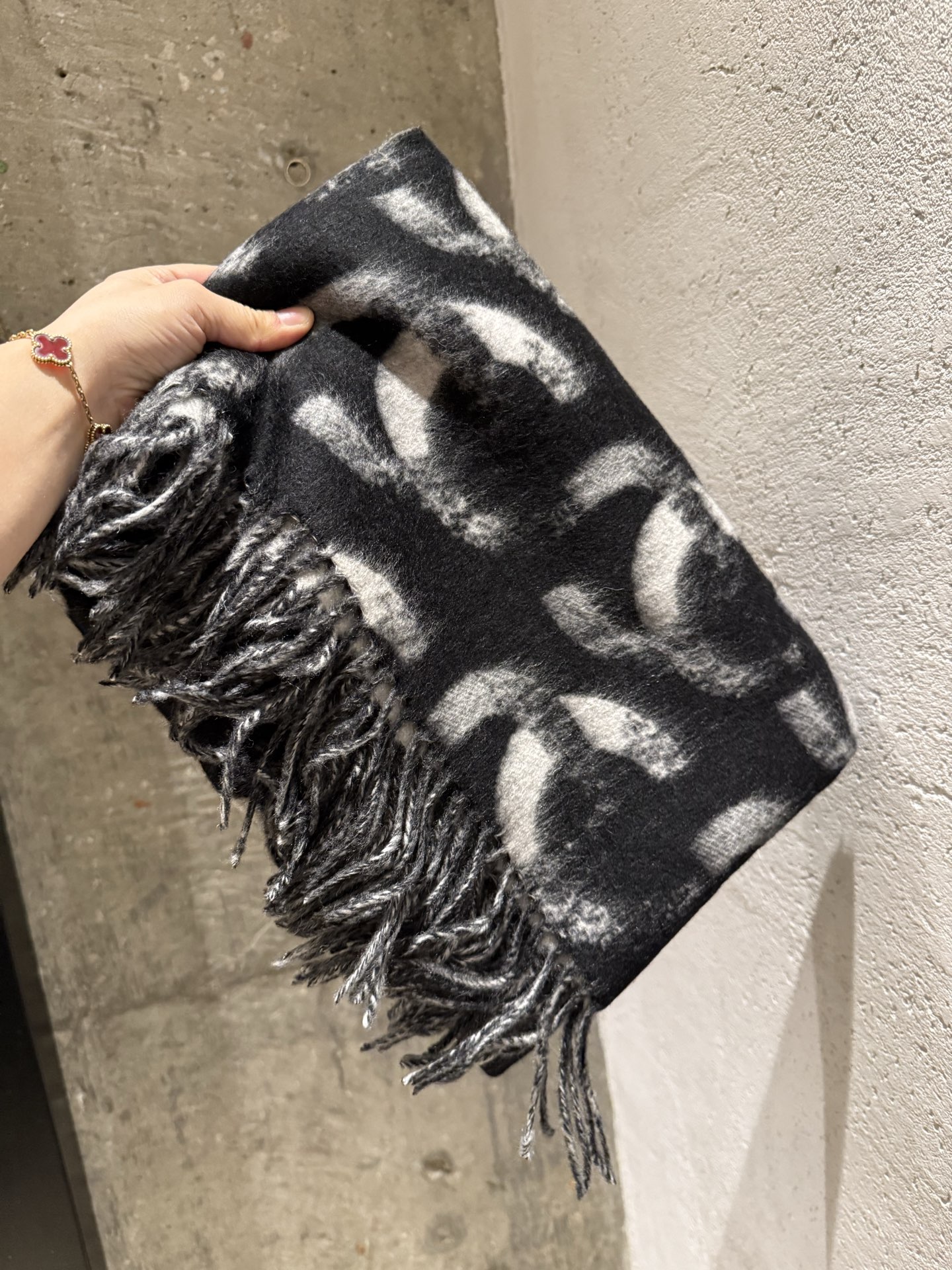 P香奶奶独家新款，25k系列哈双面黑白熊猫渐变色Logo双C羊绒围巾披肩，规格，210cm×65cm，1