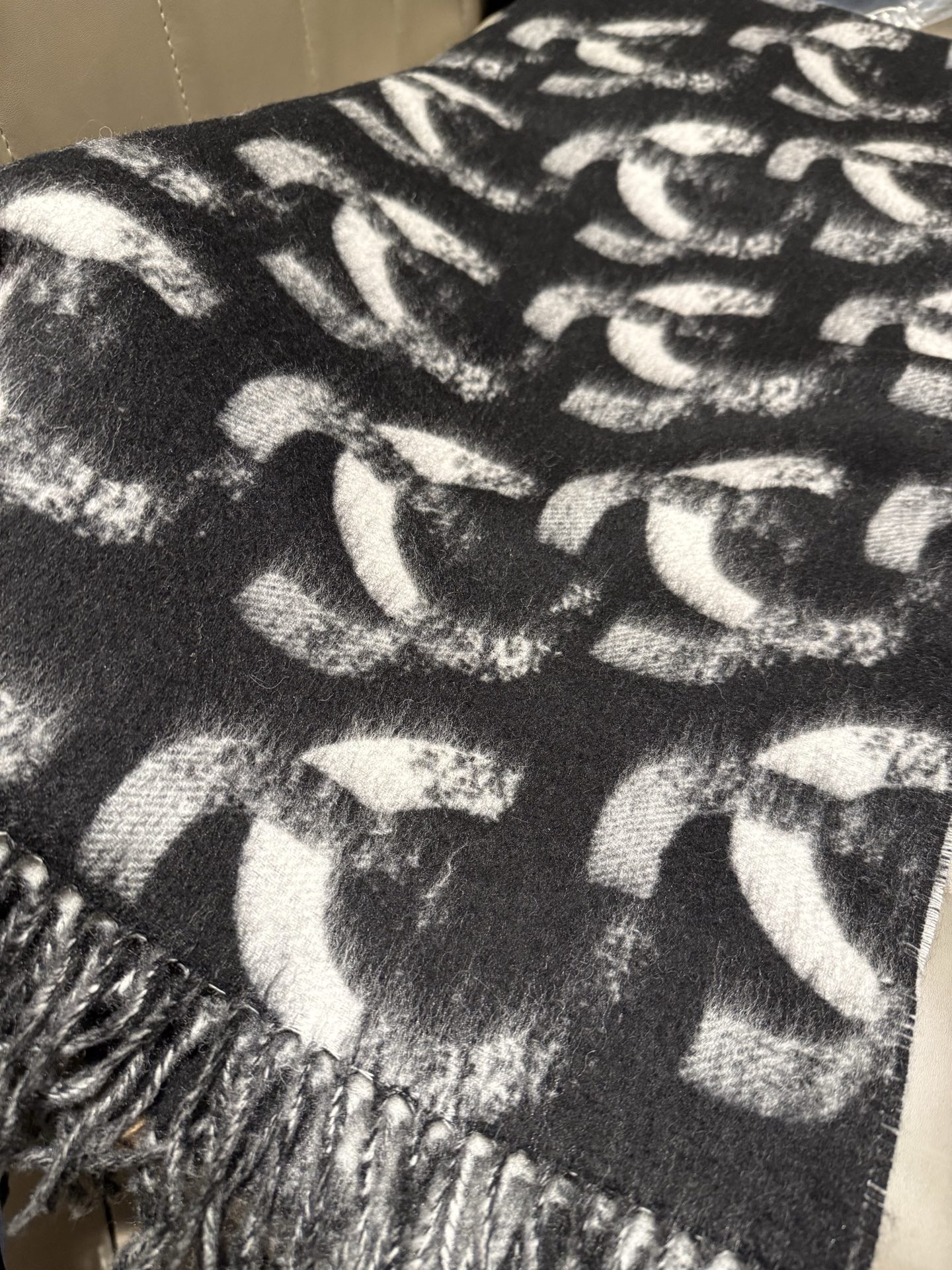 P香奶奶独家新款，25k系列哈双面黑白熊猫渐变色Logo双C羊绒围巾披肩，规格，210cm×65cm，1