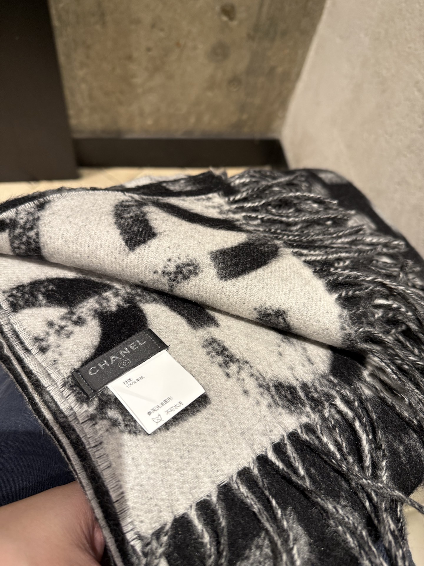 P香奶奶独家新款，25k系列哈双面黑白熊猫渐变色Logo双C羊绒围巾披肩，规格，210cm×65cm，1