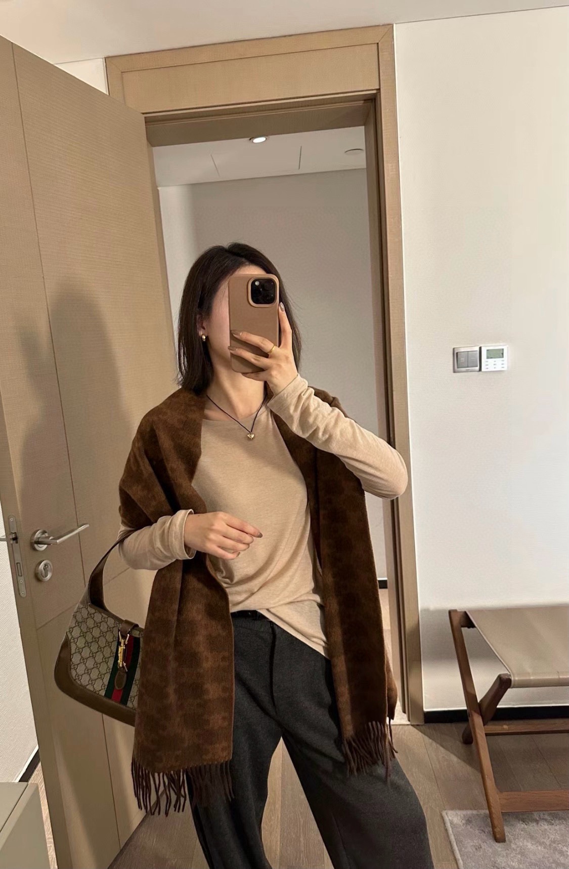 P130 P2040年CELINE凯旋门散林老花羊绒围巾终于出货了……很多宝宝要的上身图来啦！羊绒的质地戴起来软乎乎超舒服！双面明暗对比色，围起来不会那么单调.冬秋季必入款材料超级亲肤柔软，超级无敌百搭又显白，风衣大衣羽绒服的绝配仙女们🉑️冲！！浅栗色和巧克力二色可选；尺寸36x190