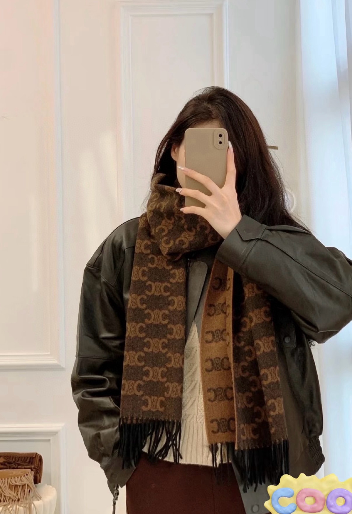 P130 P2040年CELINE凯旋门散林老花羊绒围巾终于出货了……很多宝宝要的上身图来啦！羊绒的质地戴起来软乎乎超舒服！双面明暗对比色，围起来不会那么单调.冬秋季必入款材料超级亲肤柔软，超级无敌百搭又显白，风衣大衣羽绒服的绝配仙女们🉑️冲！！浅栗色和巧克力二色可选；尺寸36x190