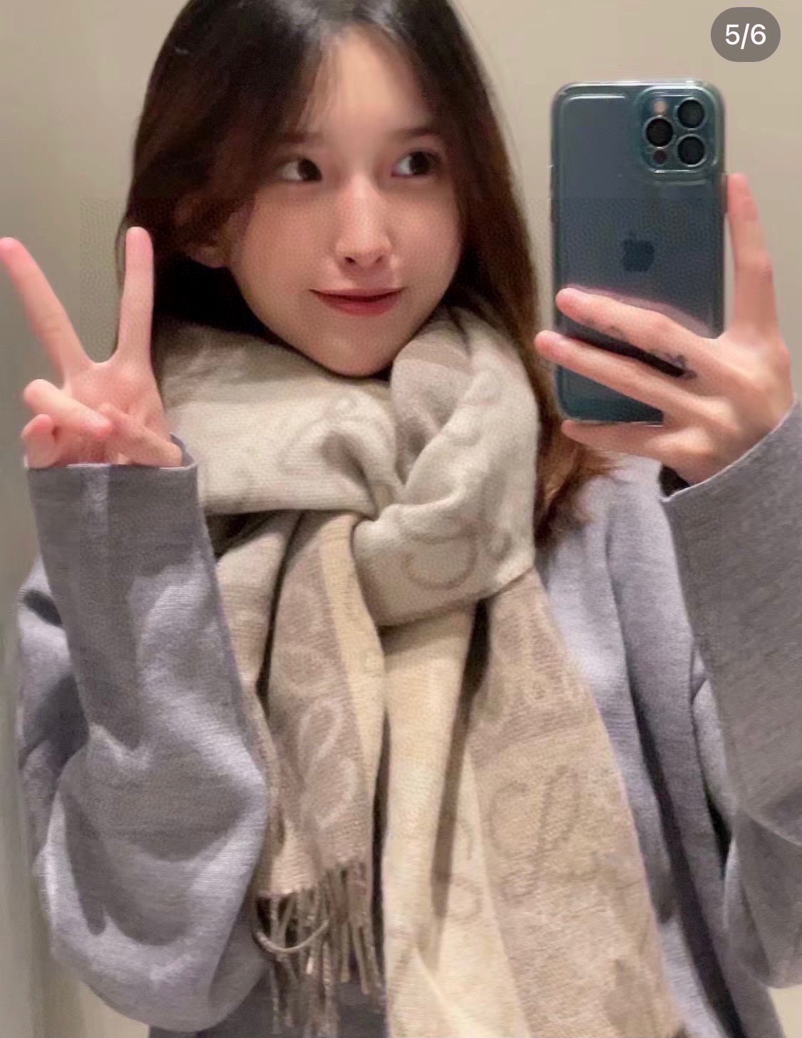 NO:603448,Loewe is very lucky to get the top-quality original men's and women's items from this brand. It is really rare. It rarely places orders in China, and the styles are really poor. As Spain's top luxury brand, Loewe adheres to tradition, craftsmanship, and enthusiasm, exuding a unique Spanish aristocratic atmosphere! This model is customized for the windows of the Barcelona counter! The overall composition of the scarf is the most classic LOGO style design of their brand. The size is 40xcm, high version scarf, high version scarf, loewe19860909顶级原单男女款罗意威很幸運拿到這個品牌的東西,真的不多見,很少在國內做訂單,款式真的少的可怜羅意威作為西班牙的頂尖奢侈品牌,秉承傳統,技藝,熱誠,散髮獨特的西班牙貴族氣息！本款為巴塞羅納專櫃的櫥窗定制款！围巾整体构图为他们品牌最经典的LOGO风格设计.规格40xcm,高版本围巾,高版本围巾,loewe,scarf