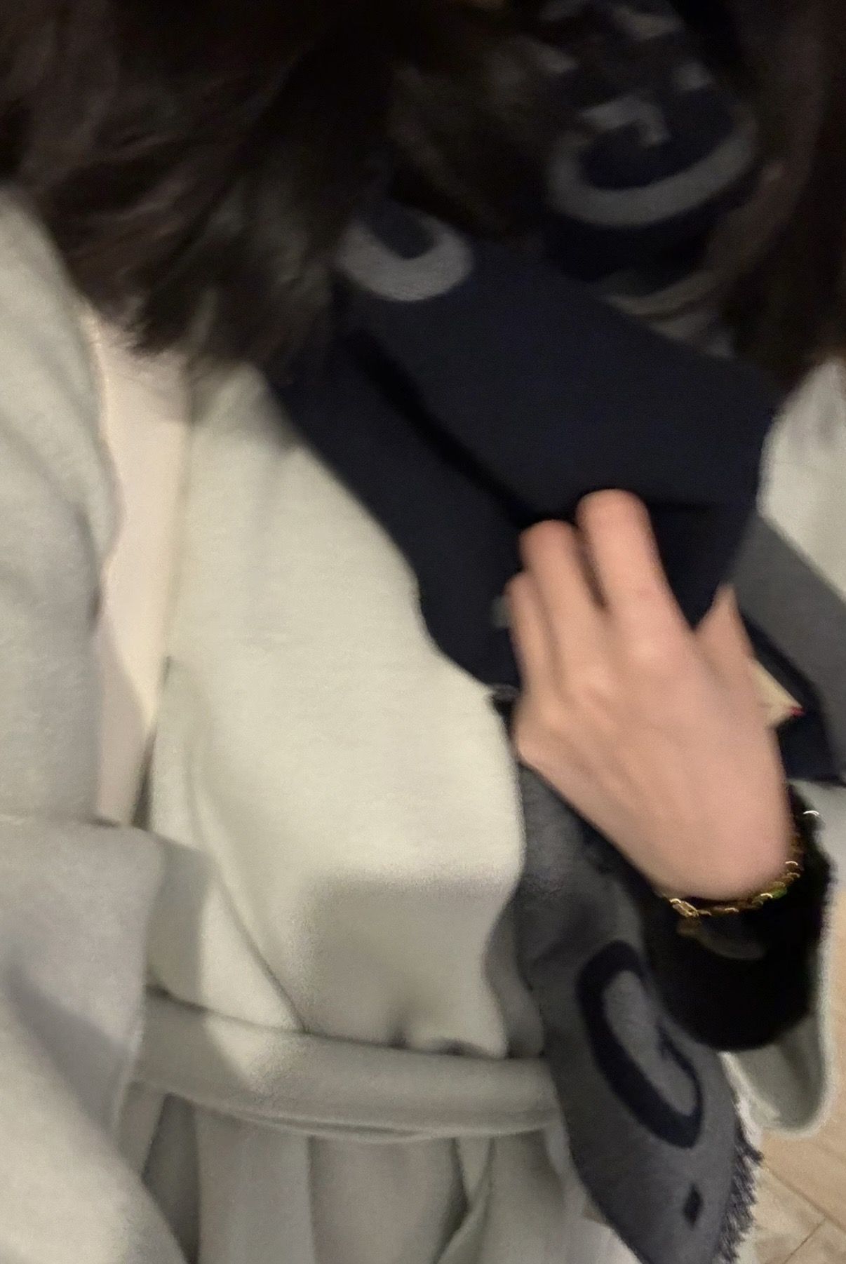 P125 P火爆断货王系列💖😘全网最火的围巾！！火到全球Gucci专柜断货！！我们的终于来了！！！】久等了，全网都在传我们去年的实拍图，但我们一直没有开售，因为！！绝对必须得最好的品质生产线下来才能保证品质完美，独家牛逼品质，必须让我们老姐妹们大大方方的美！！完美奉上，品质超级超级超级满意！吐老血推荐啊！！等下给大家发“教你识好货”，品质无敌非常厚实温暖！款式更不用多说，FF老花专柜最抢手的单品👍！有正品的拉出来再对比下我们的，简直一模一样，标签编号吊牌主标什么的都是一模一样‼️买到偷着乐吧，【关于FF都在火！】纯粹的高级时髦感！！绝对是重磅！不同于的围巾组织构造，这款围巾的效果很特别，版型更是非常有型，用手机拍出来都能惊艳全场‼️高密度精工细作❗️大牌的东西真的非常考究，匠心之作。规格:100%羊绒【原版面料❗️】 45*170cm