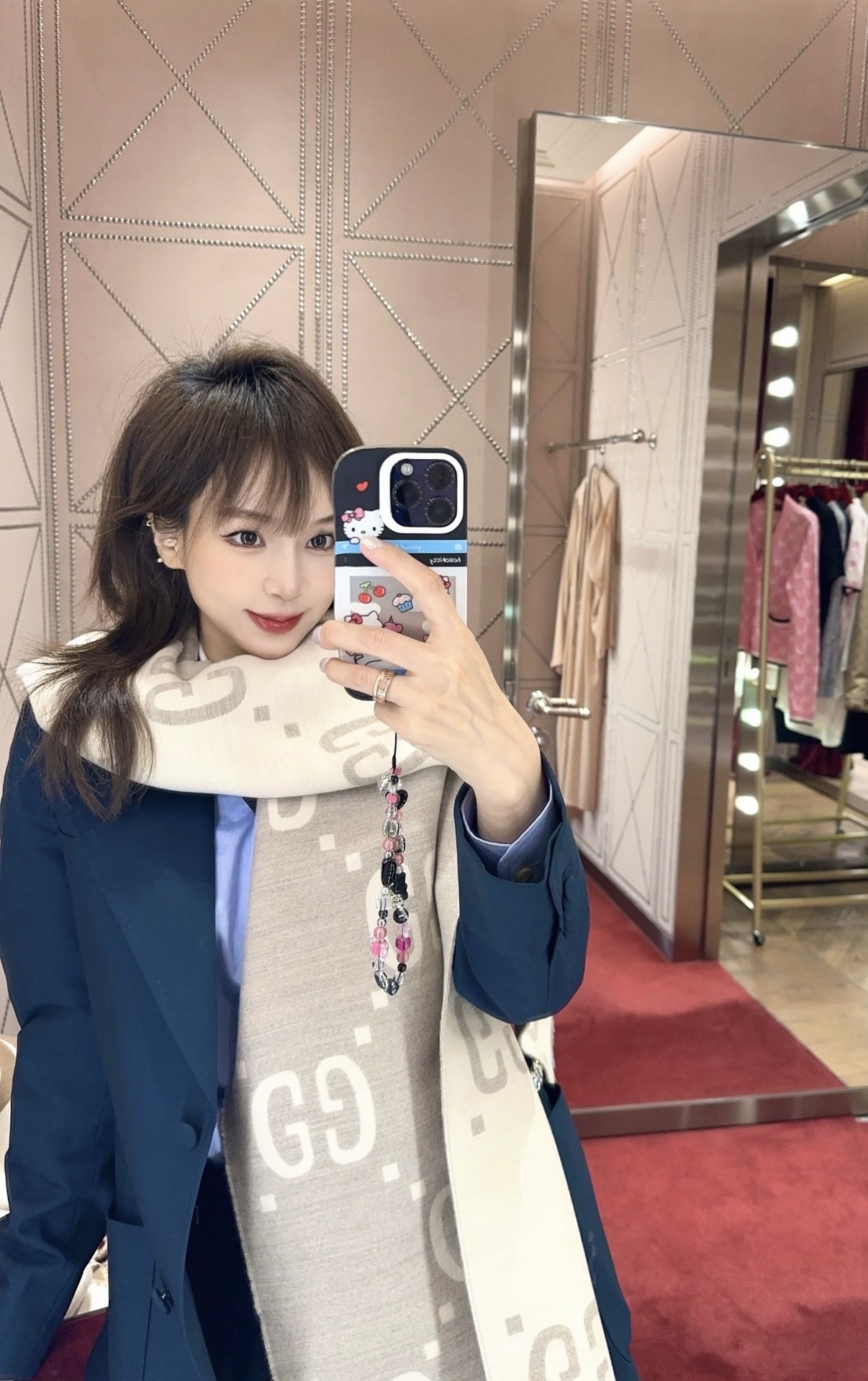 P125 P火爆断货王系列💖😘全网最火的围巾！！火到全球Gucci专柜断货！！我们的终于来了！！！】久等了，全网都在传我们去年的实拍图，但我们一直没有开售，因为！！绝对必须得最好的品质生产线下来才能保证品质完美，独家牛逼品质，必须让我们老姐妹们大大方方的美！！完美奉上，品质超级超级超级满意！吐老血推荐啊！！等下给大家发“教你识好货”，品质无敌非常厚实温暖！款式更不用多说，FF老花专柜最抢手的单品👍！有正品的拉出来再对比下我们的，简直一模一样，标签编号吊牌主标什么的都是一模一样‼️买到偷着乐吧，【关于FF都在火！】纯粹的高级时髦感！！绝对是重磅！不同于的围巾组织构造，这款围巾的效果很特别，版型更是非常有型，用手机拍出来都能惊艳全场‼️高密度精工细作❗️大牌的东西真的非常考究，匠心之作。规格:100%羊绒【原版面料❗️】 45*170cm