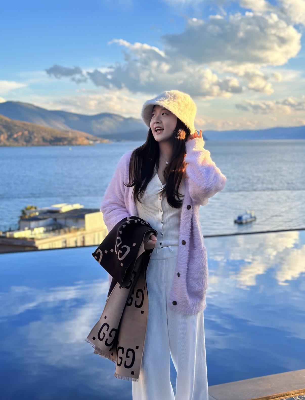 P125 P火爆断货王系列💖😘全网最火的围巾!!火到全球Gucci专柜断货!!我们的终于来了!!!】久等了,全网都在传我们去年的实拍图,但我们一直没有开售,因为!!绝对必须得最好的品质生产线下来才能保证品质完美,独家牛逼品质,必须让我们老姐妹们大大方方的美!!完美奉上,品质超级超级超级满意!吐老血推荐啊!!等下给大家发“教你识好货”,品质无敌非常厚实温暖!款式更不用多说,FF老花专柜最抢手的单品👍!有正品的拉出来再对比下我们的,简直一模一样,标签编号吊牌主标什么的都是一模一样‼️买到偷着乐吧,【关于FF都在火!】纯粹的高级时髦感!!绝对是重磅!不同于的围巾组织构造,这款围巾的效果很特别,版型更是非常有型,用手机拍出来都能惊艳全场‼️高密度精工细作❗️大牌的东西真的非常考究,匠心之作。规格:100%羊绒【原版面料❗️】 45*170cm