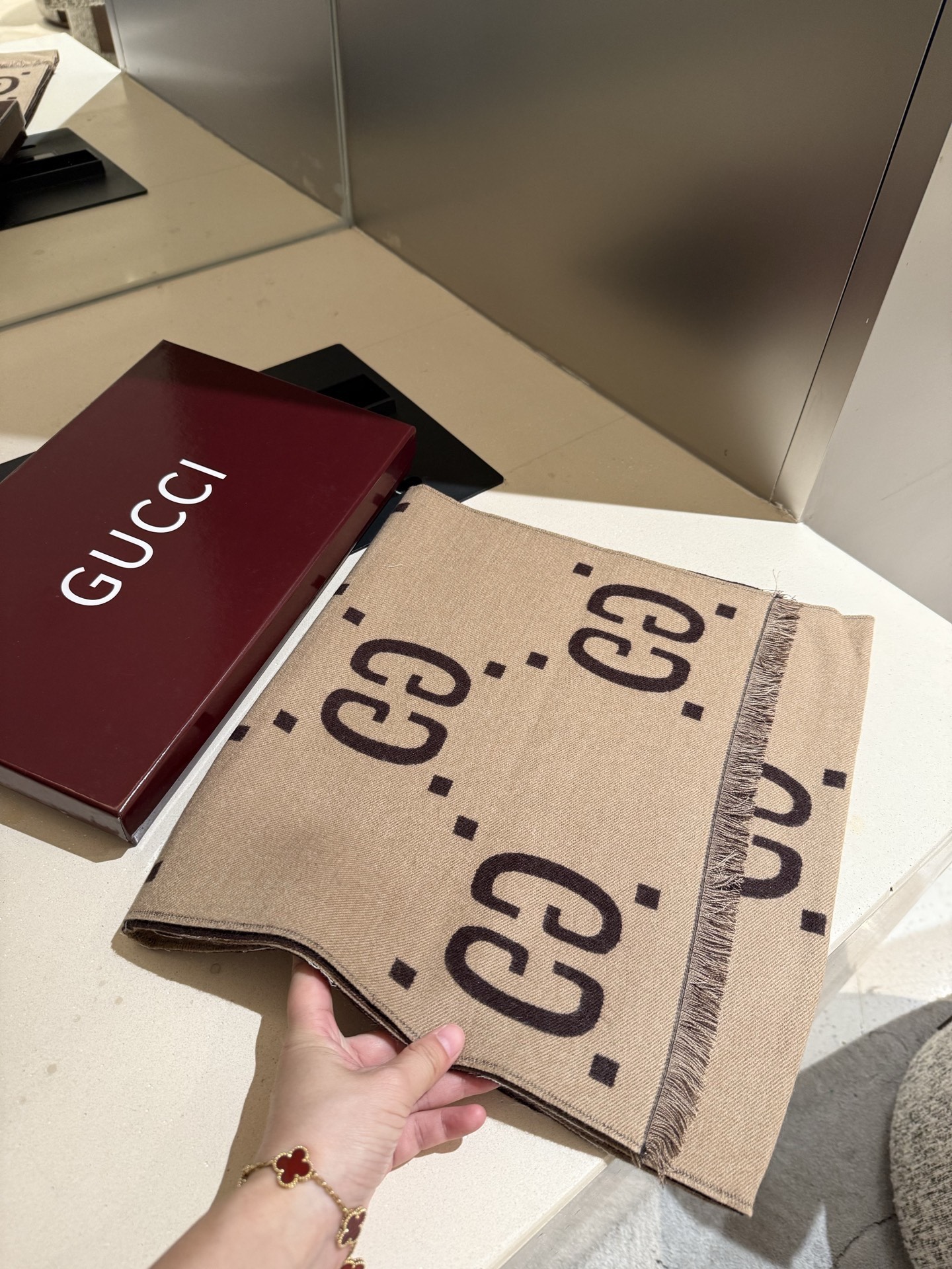 P125 P火爆断货王系列💖😘全网最火的围巾!!火到全球Gucci专柜断货!!我们的终于来了!!!】久等了,全网都在传我们去年的实拍图,但我们一直没有开售,因为!!绝对必须得最好的品质生产线下来才能保证品质完美,独家牛逼品质,必须让我们老姐妹们大大方方的美!!完美奉上,品质超级超级超级满意!吐老血推荐啊!!等下给大家发“教你识好货”,品质无敌非常厚实温暖!款式更不用多说,FF老花专柜最抢手的单品👍!有正品的拉出来再对比下我们的,简直一模一样,标签编号吊牌主标什么的都是一模一样‼️买到偷着乐吧,【关于FF都在火!】纯粹的高级时髦感!!绝对是重磅!不同于的围巾组织构造,这款围巾的效果很特别,版型更是非常有型,用手机拍出来都能惊艳全场‼️高密度精工细作❗️大牌的东西真的非常考究,匠心之作。规格:100%羊绒【原版面料❗️】 45*170cm