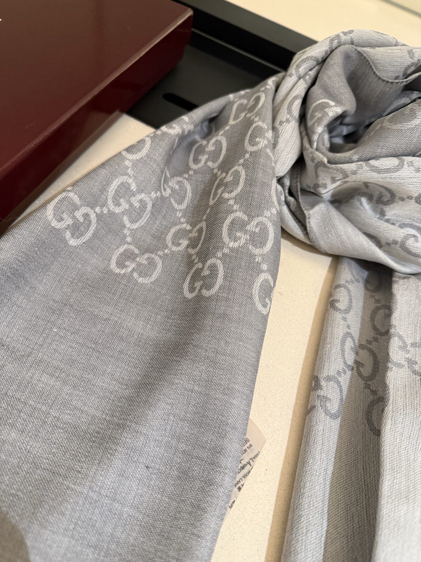 P160 P重磅‼️Gucci经典围巾款,小尺寸G专柜的常青树款。品质极好的,❗️经典双G提花图案风靡了全世界❗️女人的衣柜里面绝对不能少的一件单品,但是你千万别拿某宝廉价的货色来磕碜自己❗️既然选择这种经典披肩,你就一定选择有灵魂的东西❗️精工高密度字体无比清晰 面料为最顶级高原开司米尔羊毛真丝(和专柜一样) 手感柔软丝滑 奢华有质感!这款披肩将真丝与羊毛相混搭,质地柔软而温暖,经典而永不过时。❗️45x180cm!