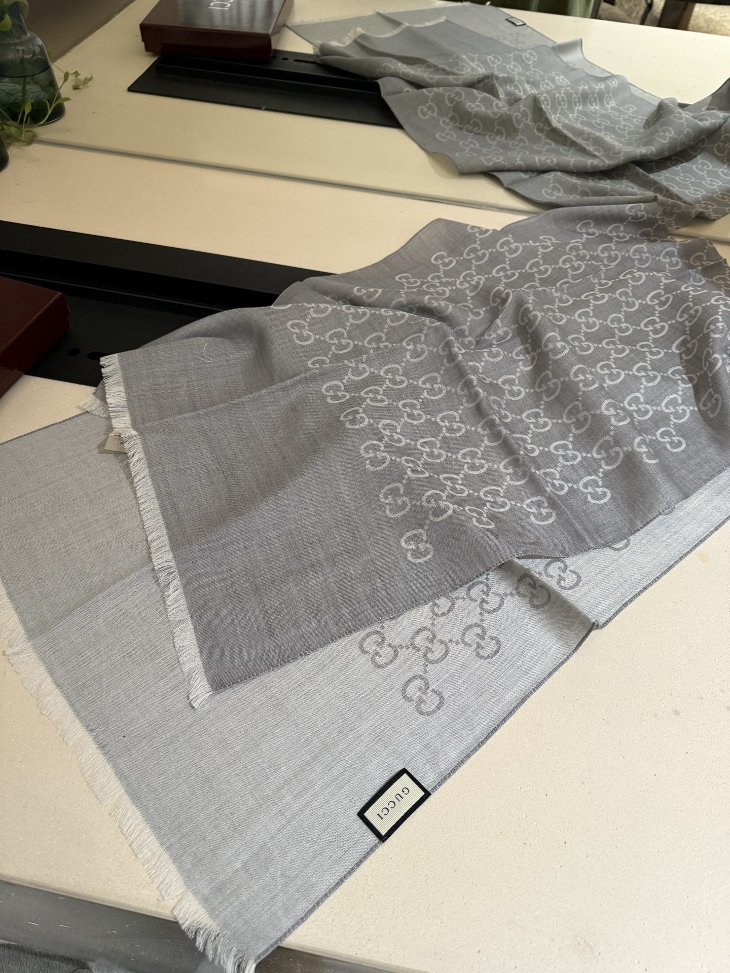 P160 P重磅‼️Gucci经典围巾款,小尺寸G专柜的常青树款。品质极好的,❗️经典双G提花图案风靡了全世界❗️女人的衣柜里面绝对不能少的一件单品,但是你千万别拿某宝廉价的货色来磕碜自己❗️既然选择这种经典披肩,你就一定选择有灵魂的东西❗️精工高密度字体无比清晰 面料为最顶级高原开司米尔羊毛真丝(和专柜一样) 手感柔软丝滑 奢华有质感!这款披肩将真丝与羊毛相混搭,质地柔软而温暖,经典而永不过时。❗️45x180cm!