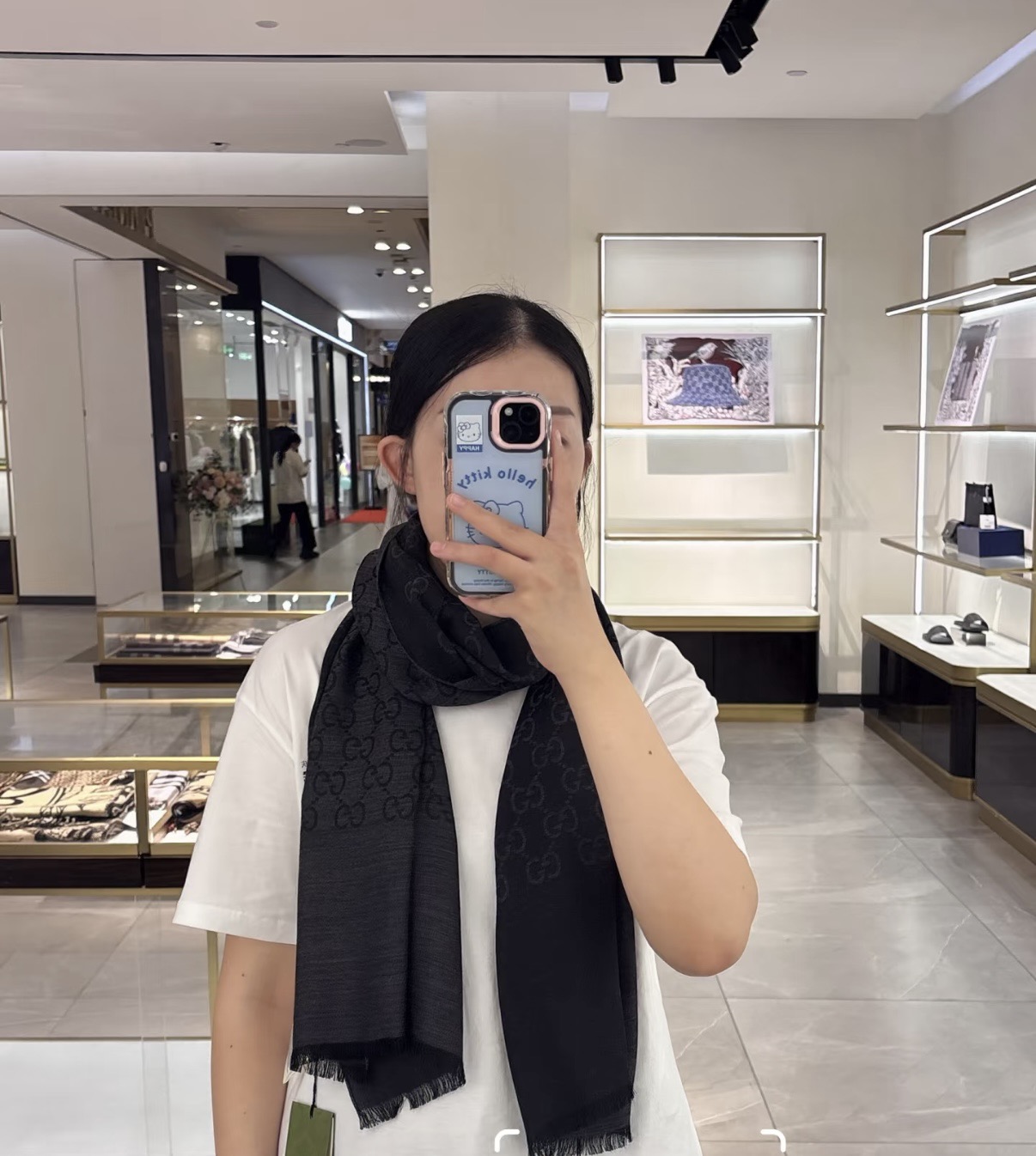 NO:603441,A heavyweight Gucci classic scarf, an evergreen model from the small size G counter. The quality is excellent, and the classic double G jacquard pattern is popular in women all over the world. It is an absolutely indispensable item in the wardrobe, but you must not use the cheap products of Xubao to judge yourself. Since you choose this classic shawl, you must choose something with soul. Seiko, high density, and the font is extremely clear. The fabric is the highest quality plateau cashmere wool silk (same as the counter), soft and silky to the touch.  Luxurious and classy!  This shawl mixes silk and wool, the texture is soft and warm, classic and timeless. 45x180cm!  High version scarf, high version scarf, gucci, real silk, shawls19860909重磅Gucci经典围巾款,小尺寸G专柜的常青树款.品质极好的,经典双G提花图案风靡了全世界女人的衣柜里面绝对不能少的一件单品,但是你千万别拿某宝廉价的货色来磕碜自己既然选择这种经典披肩,你就一定选择有灵魂的东西精工高密度字体无比清晰 面料为最顶级高原开司米尔羊毛真丝(和专柜一样) 手感柔软丝滑 奢华有质感！这款披肩将真丝与羊毛相混搭,质地柔软而温暖,经典而永不过时.45x180cm！高版本围巾,高版本围巾,gucci,real silk,shawls,scarf