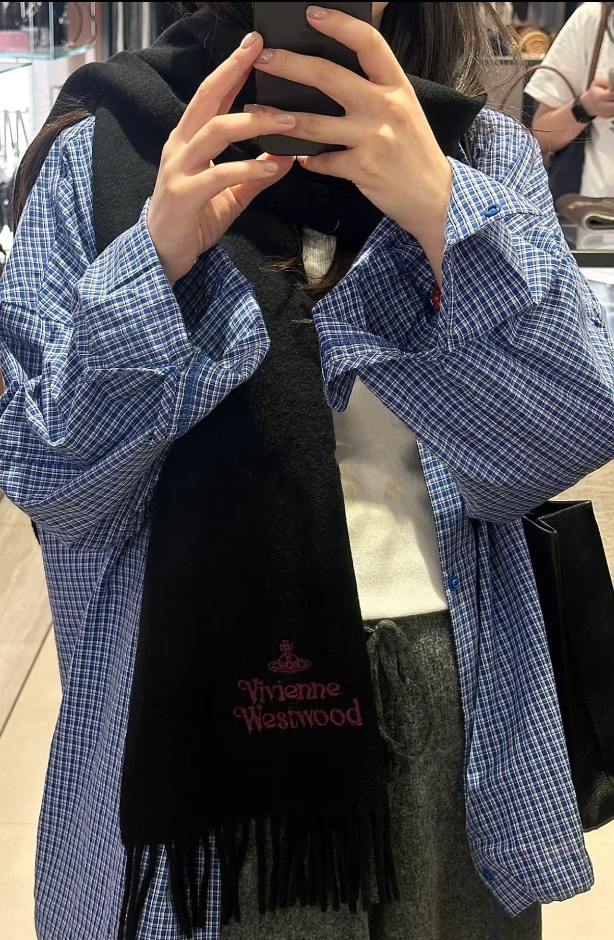 P135 P小红书爆款“Vivienne Westwood”薇薇安西太后羊绒羊毛围巾❗ 西太后 英国时装设计师,时装的朋克之母!时尚潮流引领者,超美的设计!简约大气刺绣Logo‼精致这个款不用担心不好看,因为经典的元素洋气的新设计!赠礼的完美之选,充分展现个性风范。Vivenne Westwood才是最能代表英国人的时尚品牌。面料采用了95%最具张力羊毛,5%羊绒.
尺寸:180*30!.