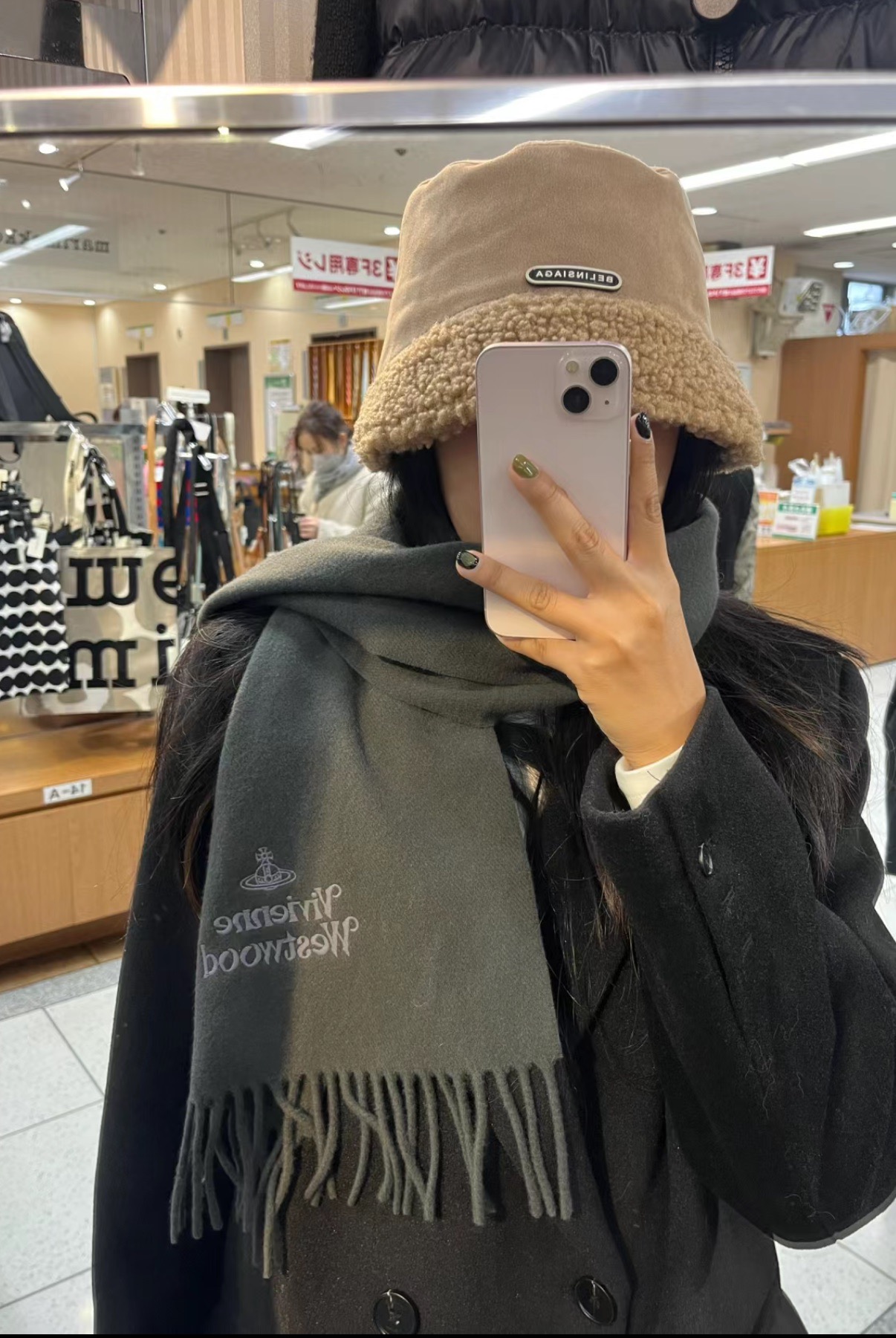 P135 P小红书爆款“Vivienne Westwood”薇薇安西太后羊绒羊毛围巾❗ 西太后 英国时装设计师,时装的朋克之母!时尚潮流引领者,超美的设计!简约大气刺绣Logo‼精致这个款不用担心不好看,因为经典的元素洋气的新设计!赠礼的完美之选,充分展现个性风范。Vivenne Westwood才是最能代表英国人的时尚品牌。面料采用了95%最具张力羊毛,5%羊绒.
尺寸:180*30!.