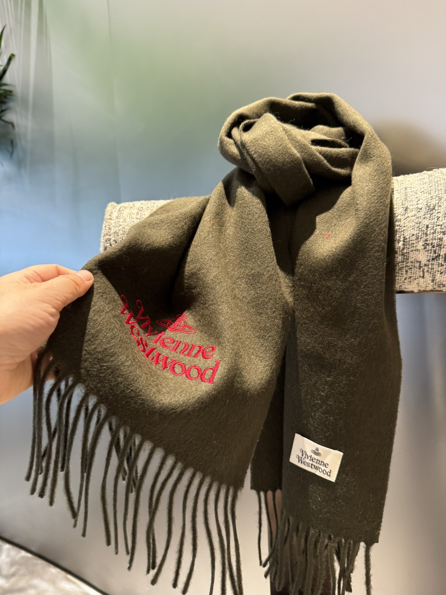 P135 P小红书爆款“Vivienne Westwood”薇薇安西太后羊绒羊毛围巾❗ 西太后 英国时装设计师,时装的朋克之母!时尚潮流引领者,超美的设计!简约大气刺绣Logo‼精致这个款不用担心不好看,因为经典的元素洋气的新设计!赠礼的完美之选,充分展现个性风范。Vivenne Westwood才是最能代表英国人的时尚品牌。面料采用了95%最具张力羊毛,5%羊绒.
尺寸:180*30!.