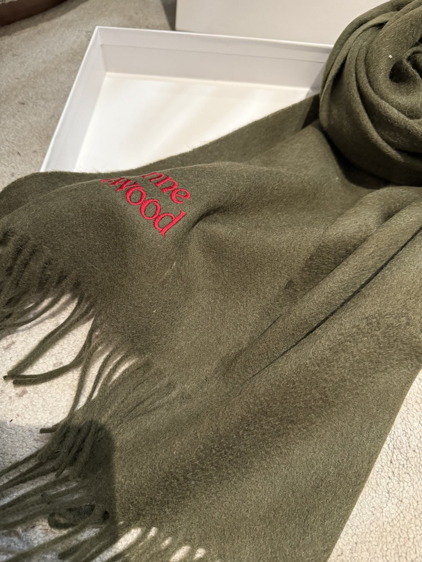 P135 P小红书爆款“Vivienne Westwood”薇薇安西太后羊绒羊毛围巾❗ 西太后 英国时装设计师,时装的朋克之母!时尚潮流引领者,超美的设计!简约大气刺绣Logo‼精致这个款不用担心不好看,因为经典的元素洋气的新设计!赠礼的完美之选,充分展现个性风范。Vivenne Westwood才是最能代表英国人的时尚品牌。面料采用了95%最具张力羊毛,5%羊绒.
尺寸:180*30!.