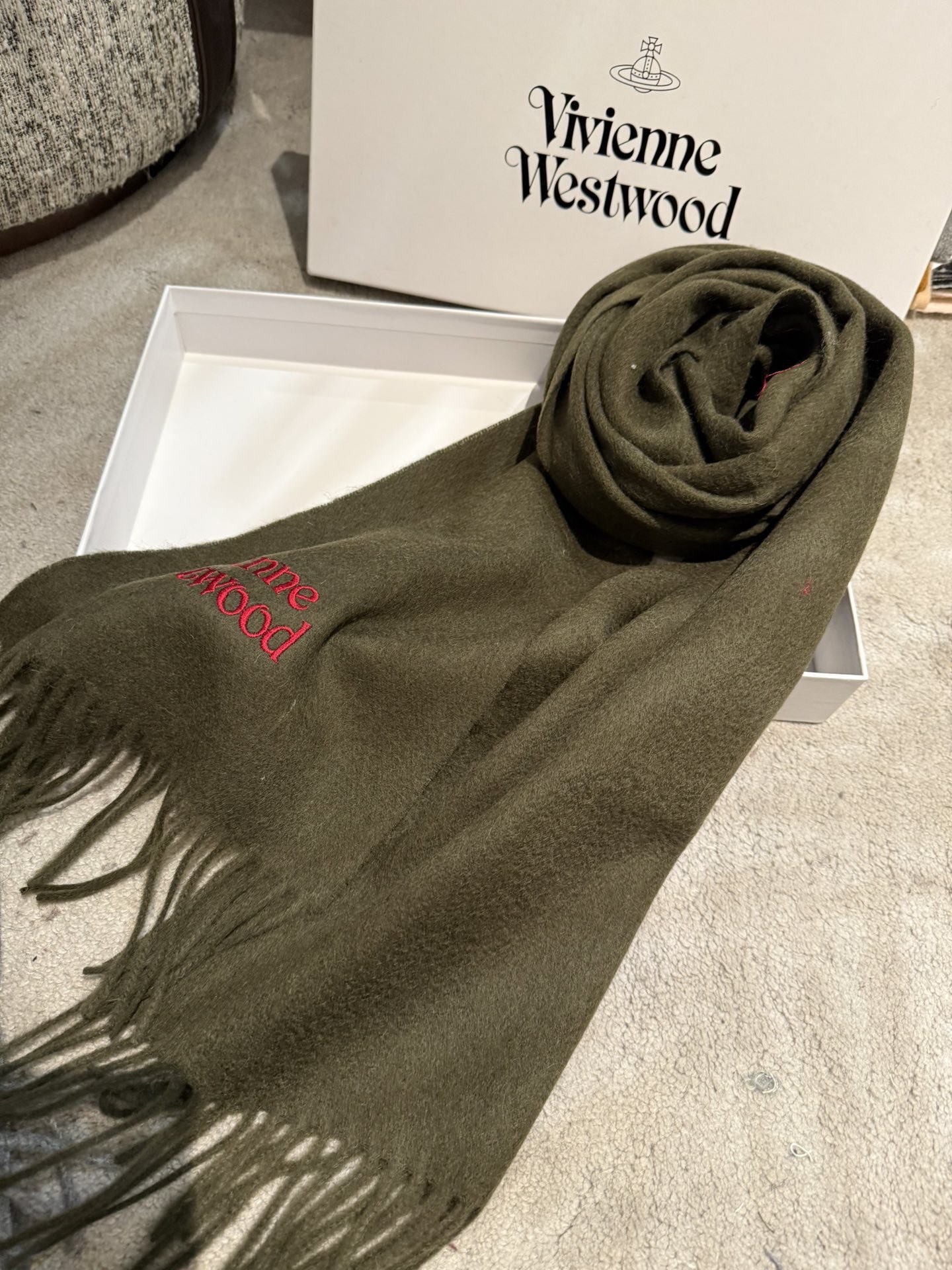 P135 P小红书爆款“Vivienne Westwood”薇薇安西太后羊绒羊毛围巾❗ 西太后 英国时装设计师,时装的朋克之母!时尚潮流引领者,超美的设计!简约大气刺绣Logo‼精致这个款不用担心不好看,因为经典的元素洋气的新设计!赠礼的完美之选,充分展现个性风范。Vivenne Westwood才是最能代表英国人的时尚品牌。面料采用了95%最具张力羊毛,5%羊绒.
尺寸:180*30!.