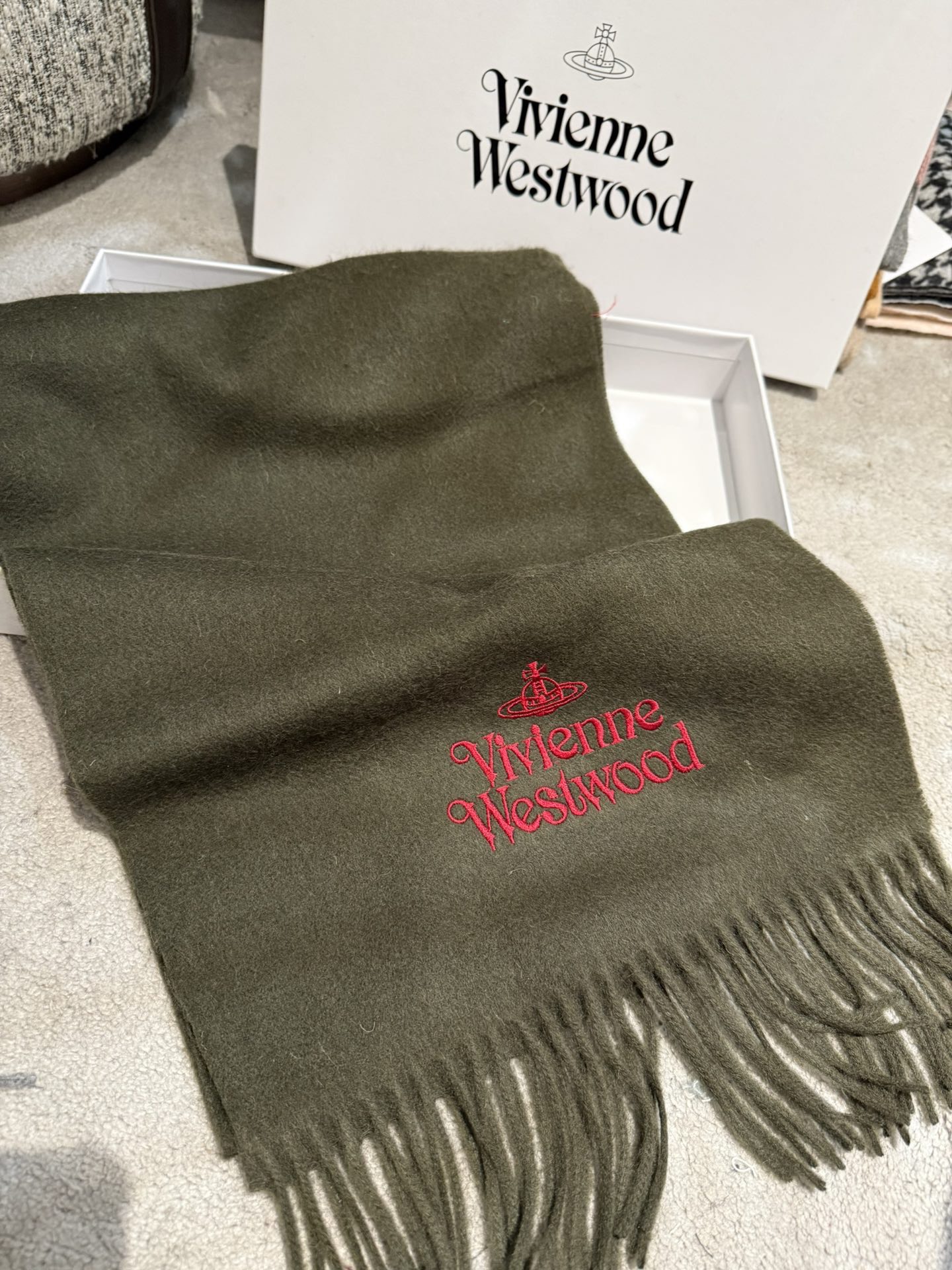 P135 P小红书爆款“Vivienne Westwood”薇薇安西太后羊绒羊毛围巾❗ 西太后 英国时装设计师,时装的朋克之母!时尚潮流引领者,超美的设计!简约大气刺绣Logo‼精致这个款不用担心不好看,因为经典的元素洋气的新设计!赠礼的完美之选,充分展现个性风范。Vivenne Westwood才是最能代表英国人的时尚品牌。面料采用了95%最具张力羊毛,5%羊绒.
尺寸:180*30!.