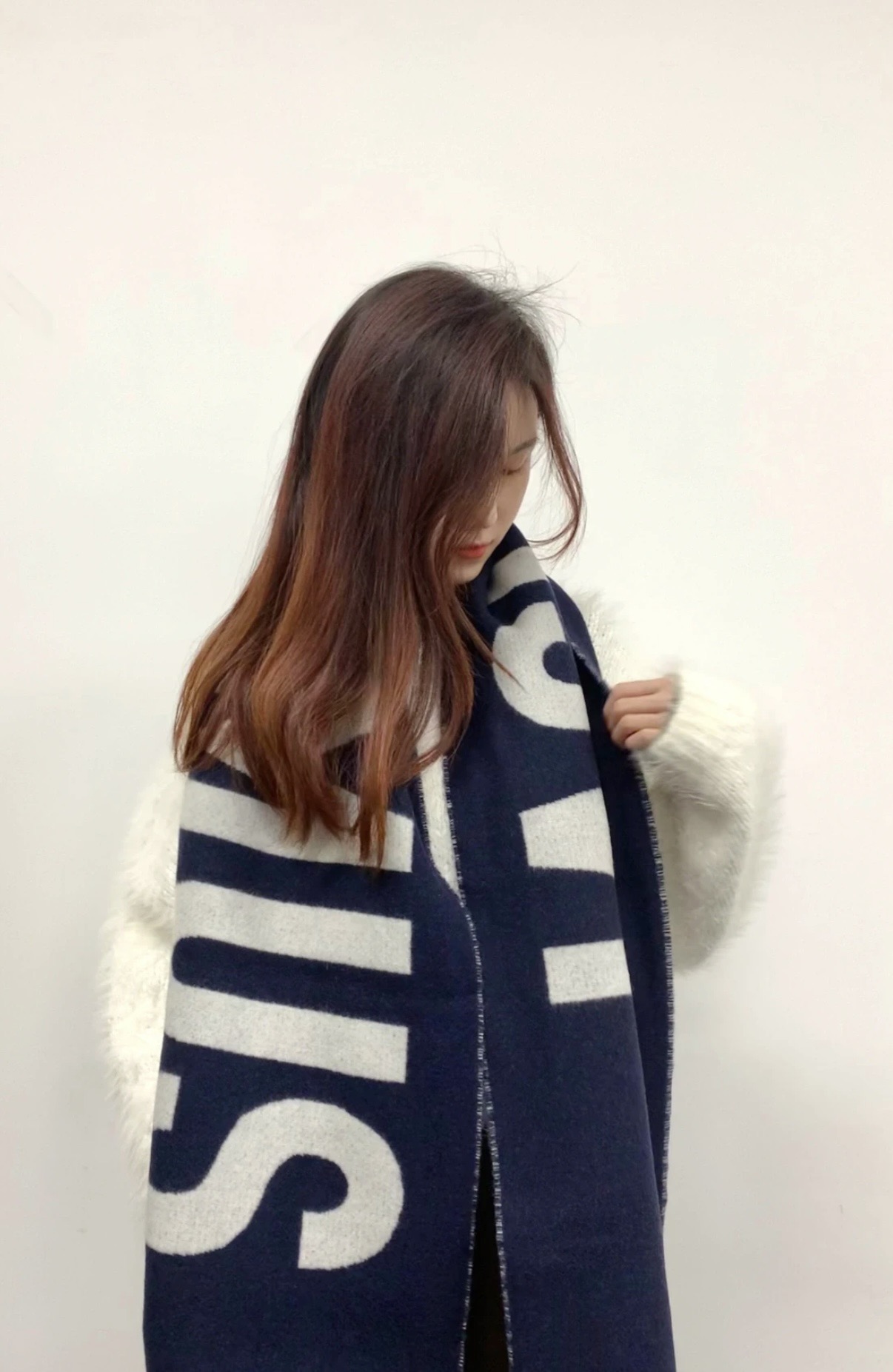 P155 PJacquemus 双面围巾❗今年真的被疯狂种草 今年冬天就非宠这条 好看的要疯掉了,太有型太有魅力了❗❗非常斯文时尚的秋冬单品!真的很喜欢,非常Classical的男款设计❗100%羔绒,手感真的绝了❗上身效果真的随便怎么围都好看!!这种款式真的闭着眼买,任何年龄层都轻松驾驭!!!30*180cm❗