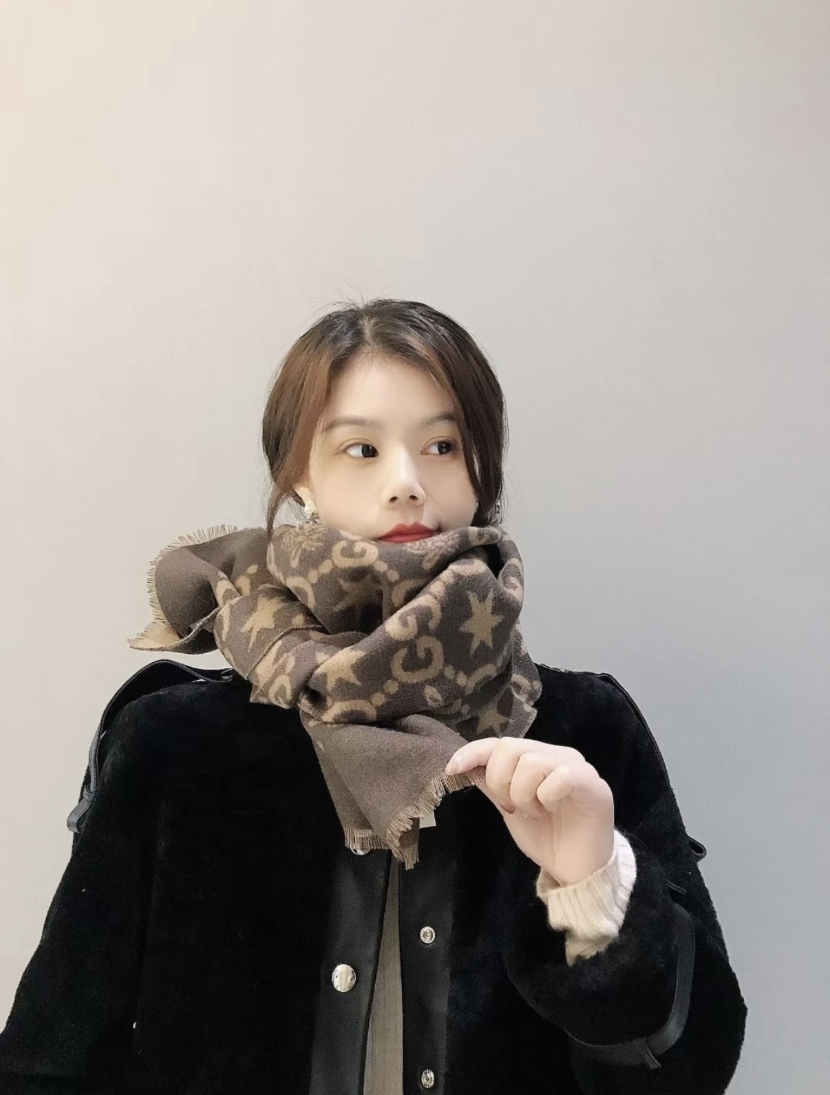 NO:603445,The popular new Gucci (star theme) scarf is very warm, soft and skin-friendly, and does not tie the neck. Classic Burberry plaid design. Unisex couple size. Size 35*192cm. Unisex model. Men and women can each choose their favorite color. Everyone should have a high-end scarf, high-end scarf, burberry, gucci.19860909怒推走量新款Gucci（星星主题）围巾非常保暖 柔软亲肤,不扎脖经典巴宝莉格纹设计男女通用情侣款尺寸35*192cm中性款男女各自选择自己中意的颜色人人都应该拥有一条高版本围巾,高版本围巾,burberry,gucci,scarf