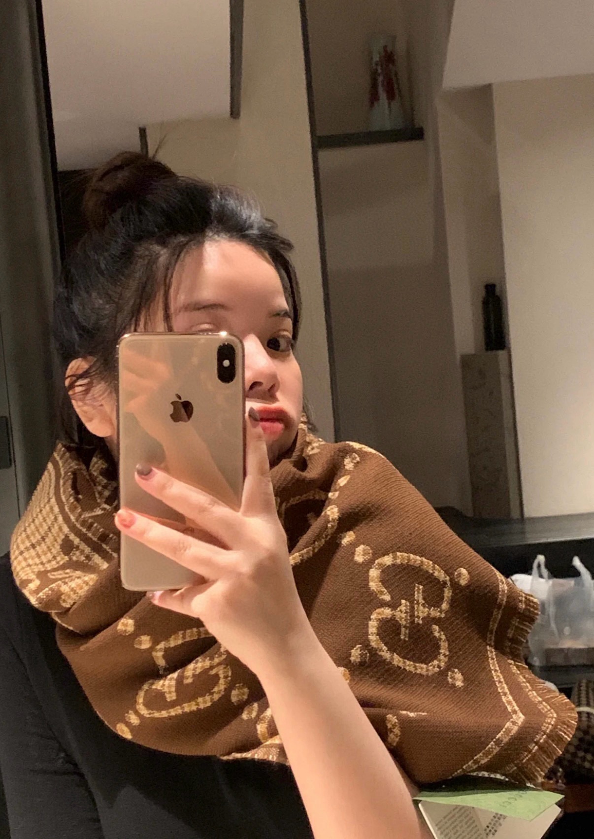 P165 P高版本（芯片版本）G家风格字母
面料：羊毛，尺寸：47*180
羊毛真丝围巾，装饰超大造型设计GG图案。于1970年代首次使用的GG标识，由始于1930年代的早期Gucci菱形设计演化而来，其后便成为Gucci传承的标志。在2018早春系列中，GG图案以全新方式重返时尚前沿搭配起重返潮流的格纹风格
更加独特时尚！