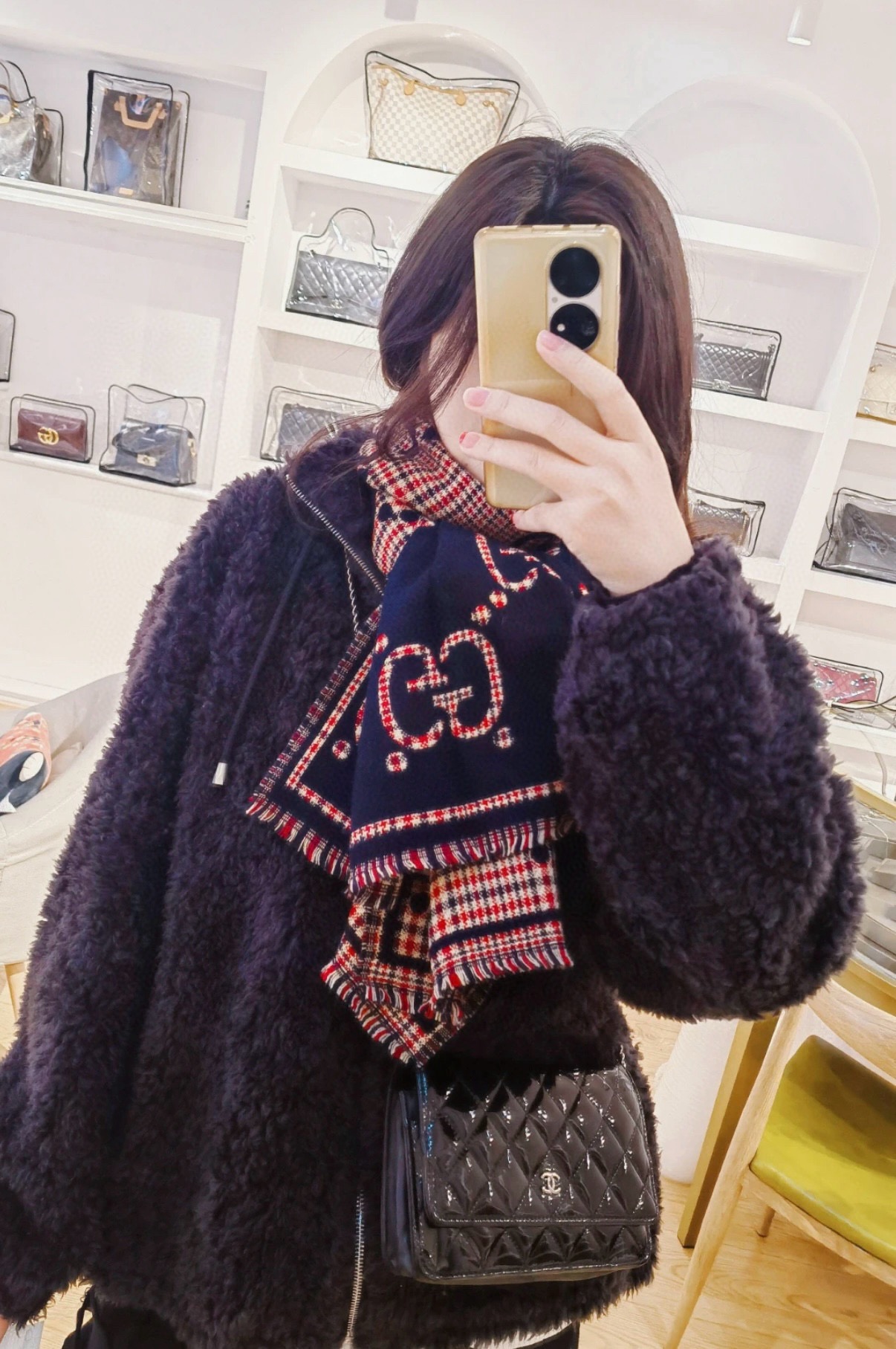 P165 P高版本（芯片版本）G家风格字母
面料：羊毛，尺寸：47*180
羊毛真丝围巾，装饰超大造型设计GG图案。于1970年代首次使用的GG标识，由始于1930年代的早期Gucci菱形设计演化而来，其后便成为Gucci传承的标志。在2018早春系列中，GG图案以全新方式重返时尚前沿搭配起重返潮流的格纹风格
更加独特时尚！