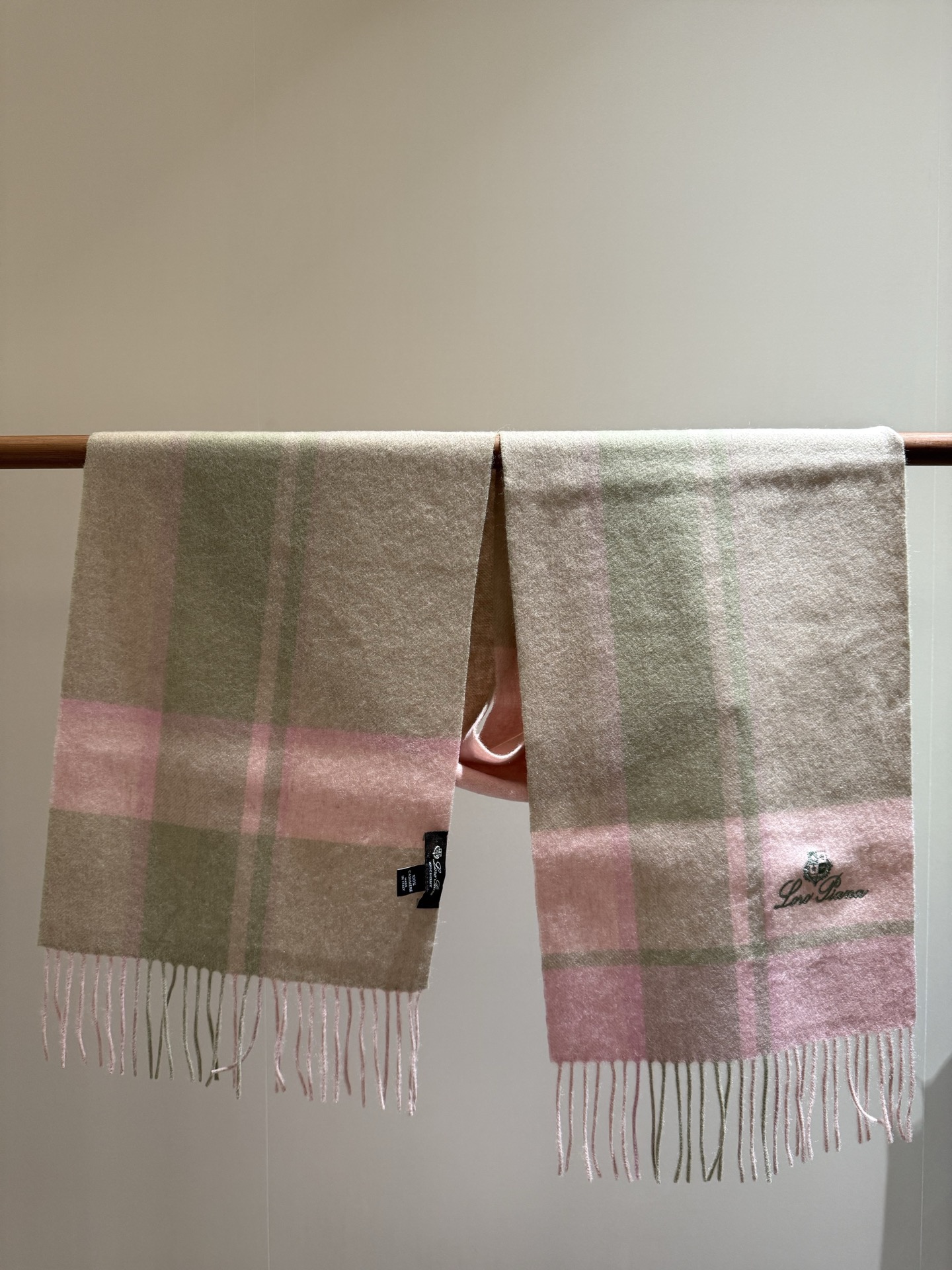 P150 PL P【男女围巾】怒赞自留,难得的高端男款!家属福利!巴宝莉非常正的男士围巾~面料大爱,非常柔软细腻舒服,轻度水波纹!大气简约,超级好看的男神配色,任何男生都会喜欢的款吧,小小Logo非常精致的点缀,有质感不张扬~大货几个月前已装船发走~尾单余一丢丢福利大家~规格30*180(含穗子总长180cm),搭配正装或者搭配休闲装都很合适~对折挂围或者绕圈围都完全可以,绅士有型~有温度的风度!