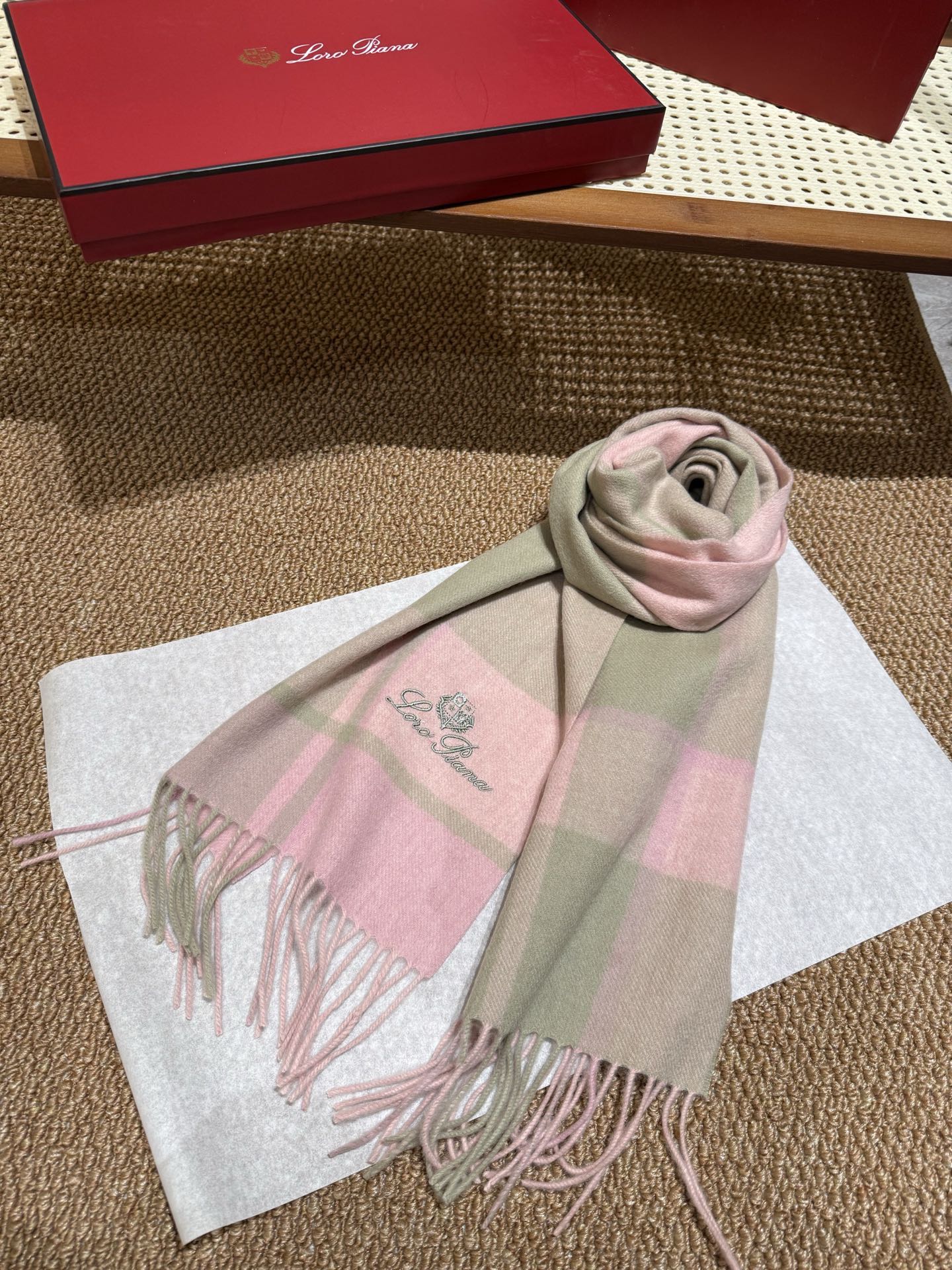 P150 PL P【男女围巾】怒赞自留,难得的高端男款!家属福利!巴宝莉非常正的男士围巾~面料大爱,非常柔软细腻舒服,轻度水波纹!大气简约,超级好看的男神配色,任何男生都会喜欢的款吧,小小Logo非常精致的点缀,有质感不张扬~大货几个月前已装船发走~尾单余一丢丢福利大家~规格30*180(含穗子总长180cm),搭配正装或者搭配休闲装都很合适~对折挂围或者绕圈围都完全可以,绅士有型~有温度的风度!